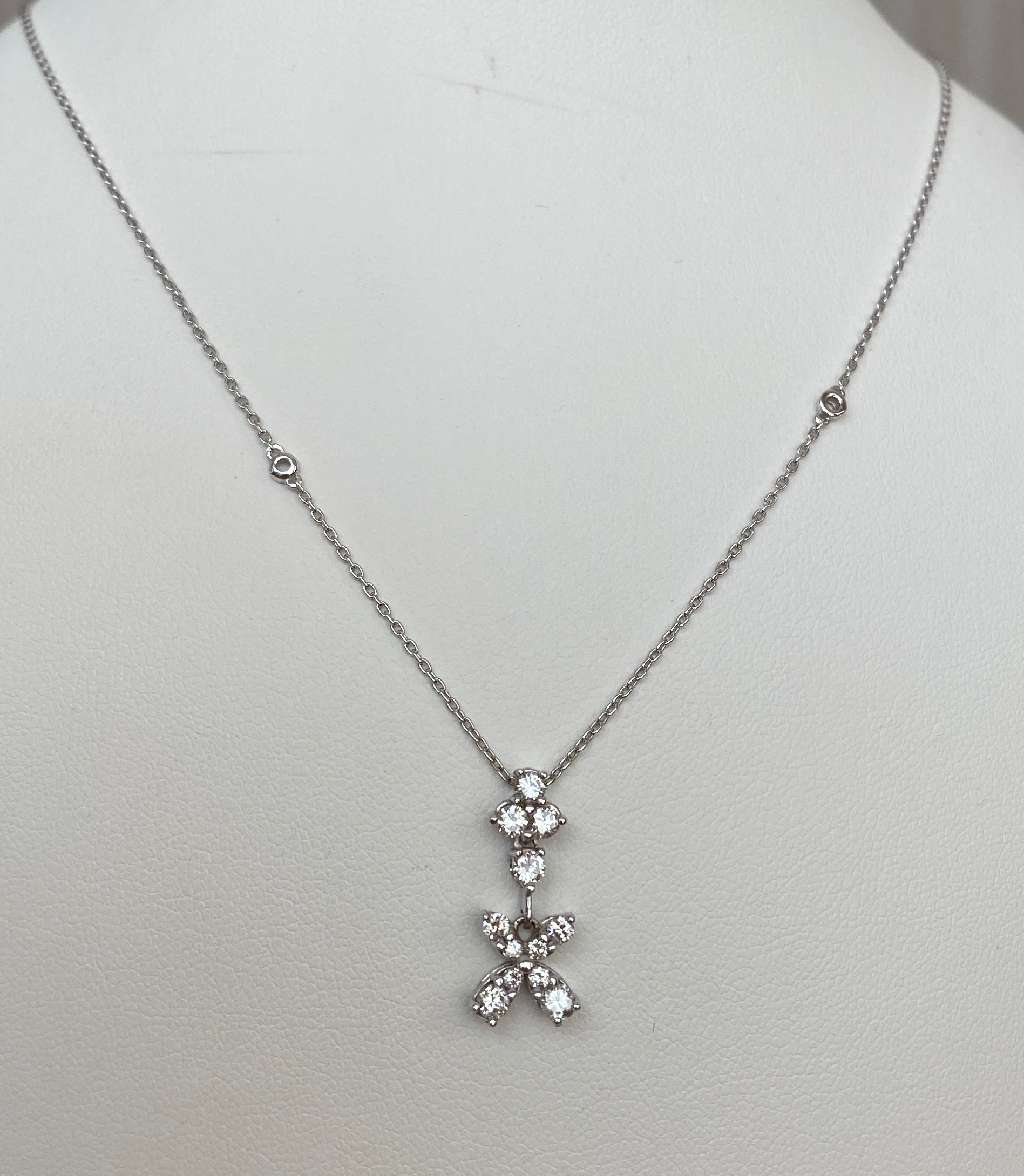 18K White Gold Necklace with Flower Pendant & Diamonds