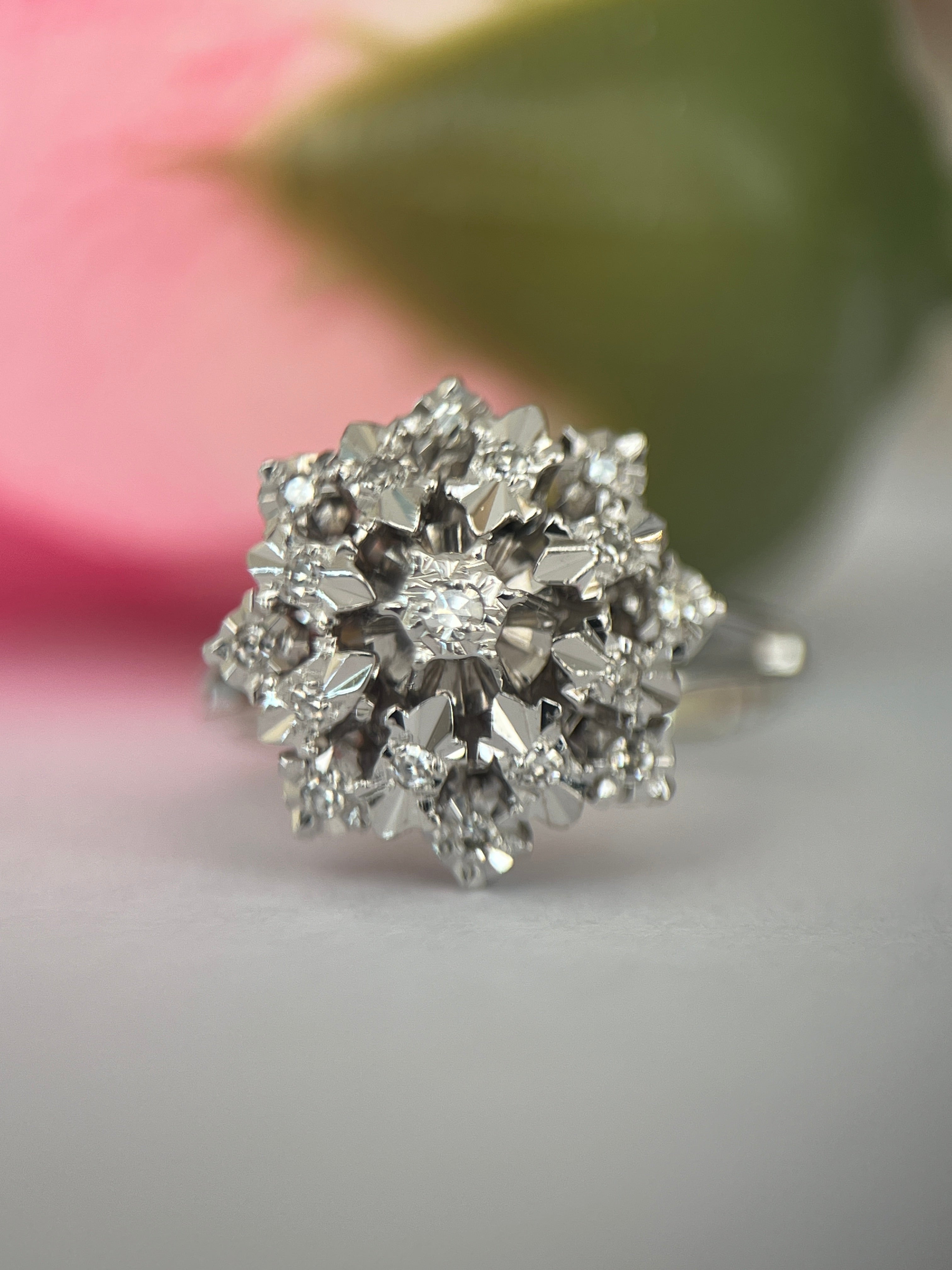 Vintage 18 kt White Gold Rosette Cluster Diamonds ring