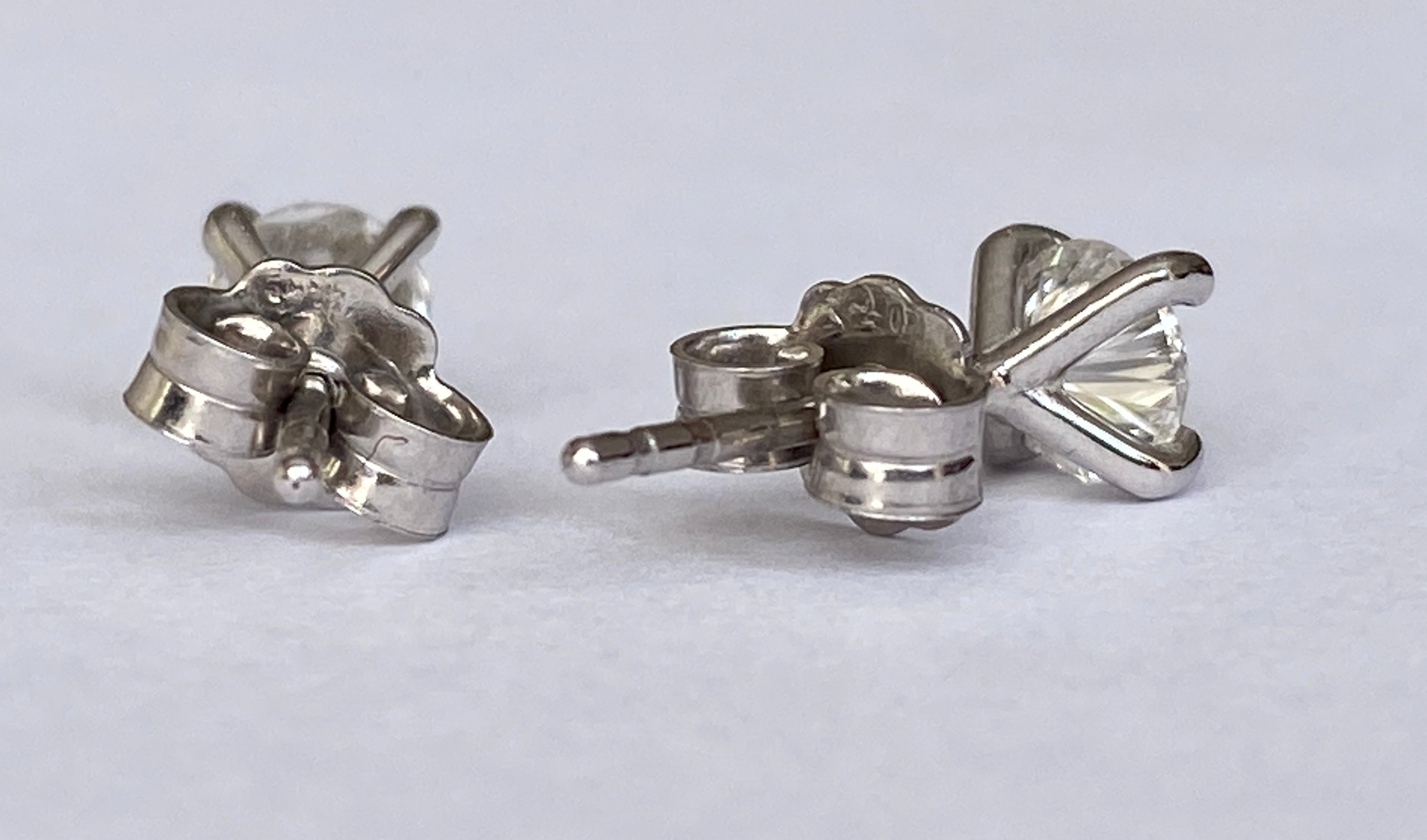 White 18 kt gold solitair stud earrings with diamonds 0.74 crt