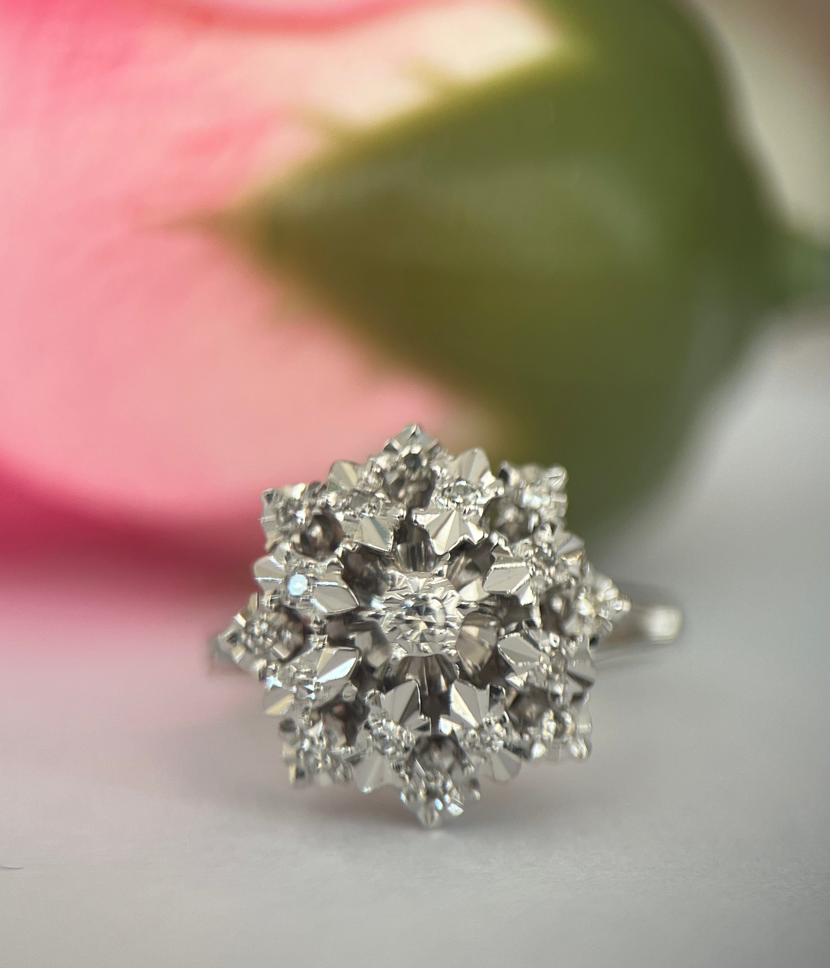 Vintage 18 kt White Gold Rosette Cluster Diamonds ring