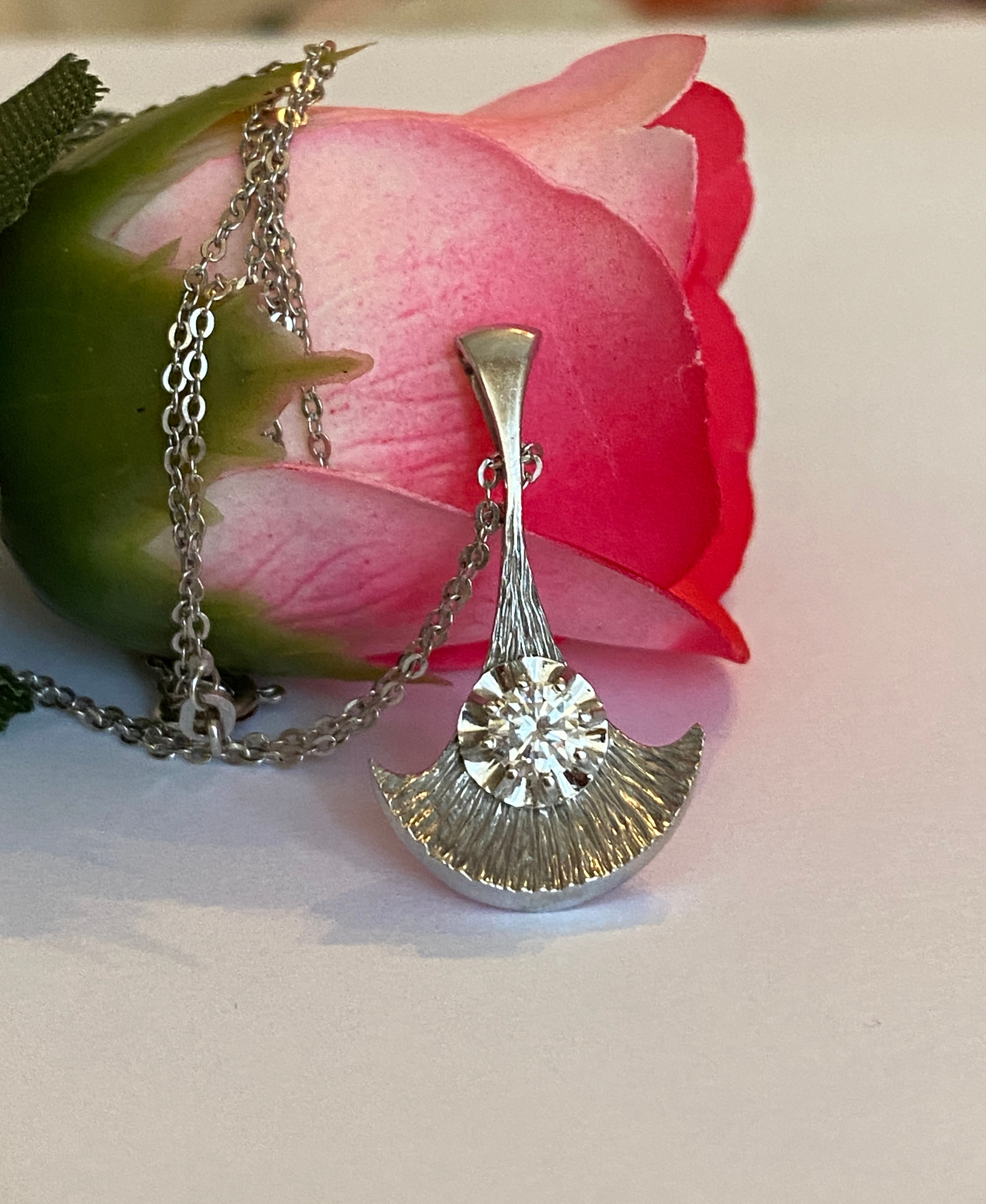 14 Carat White Gold Vintage Necklace with Solitaire Diamond Pendant