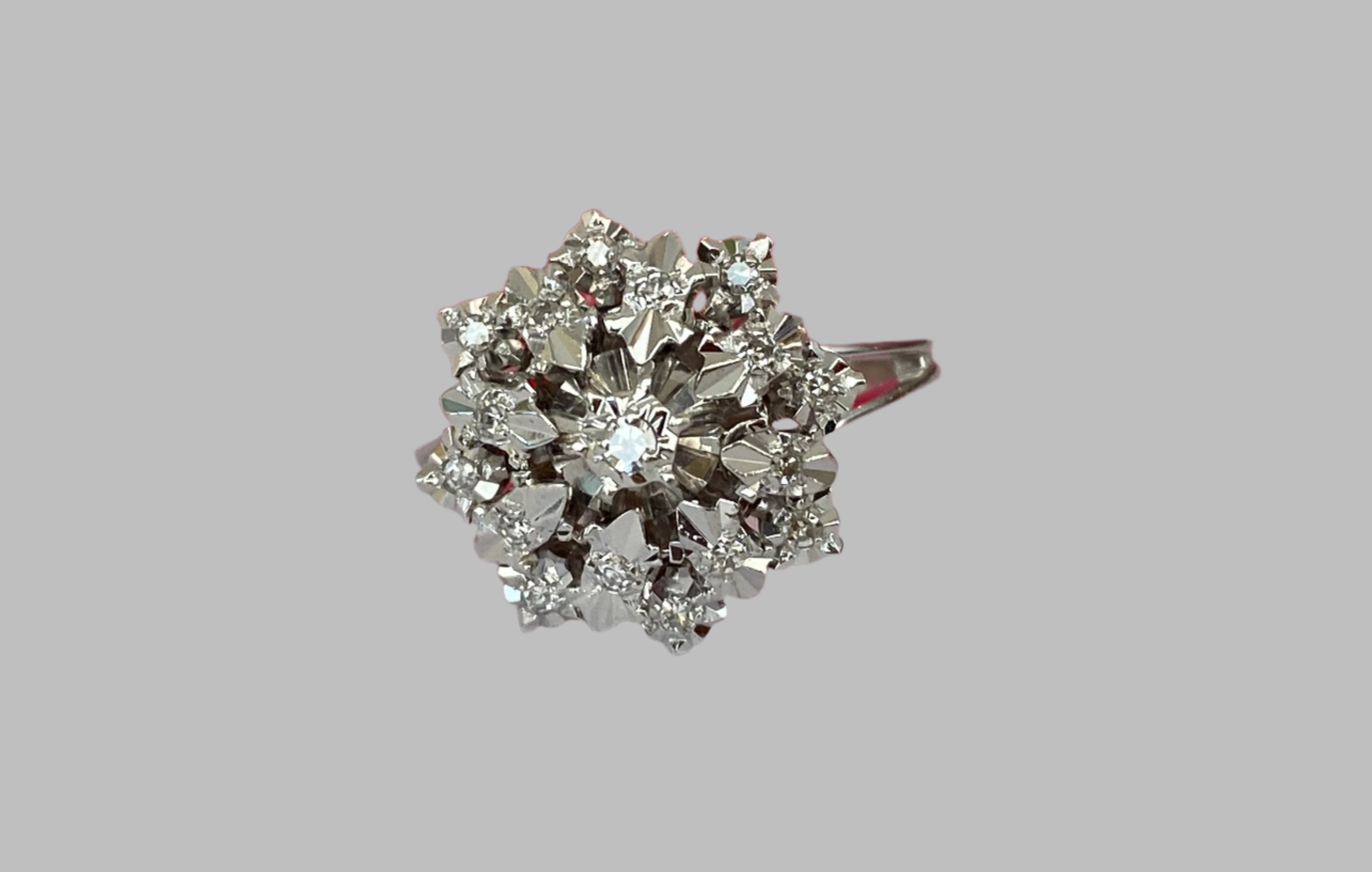 Vintage 18 kt White Gold Rosette Cluster Diamonds ring