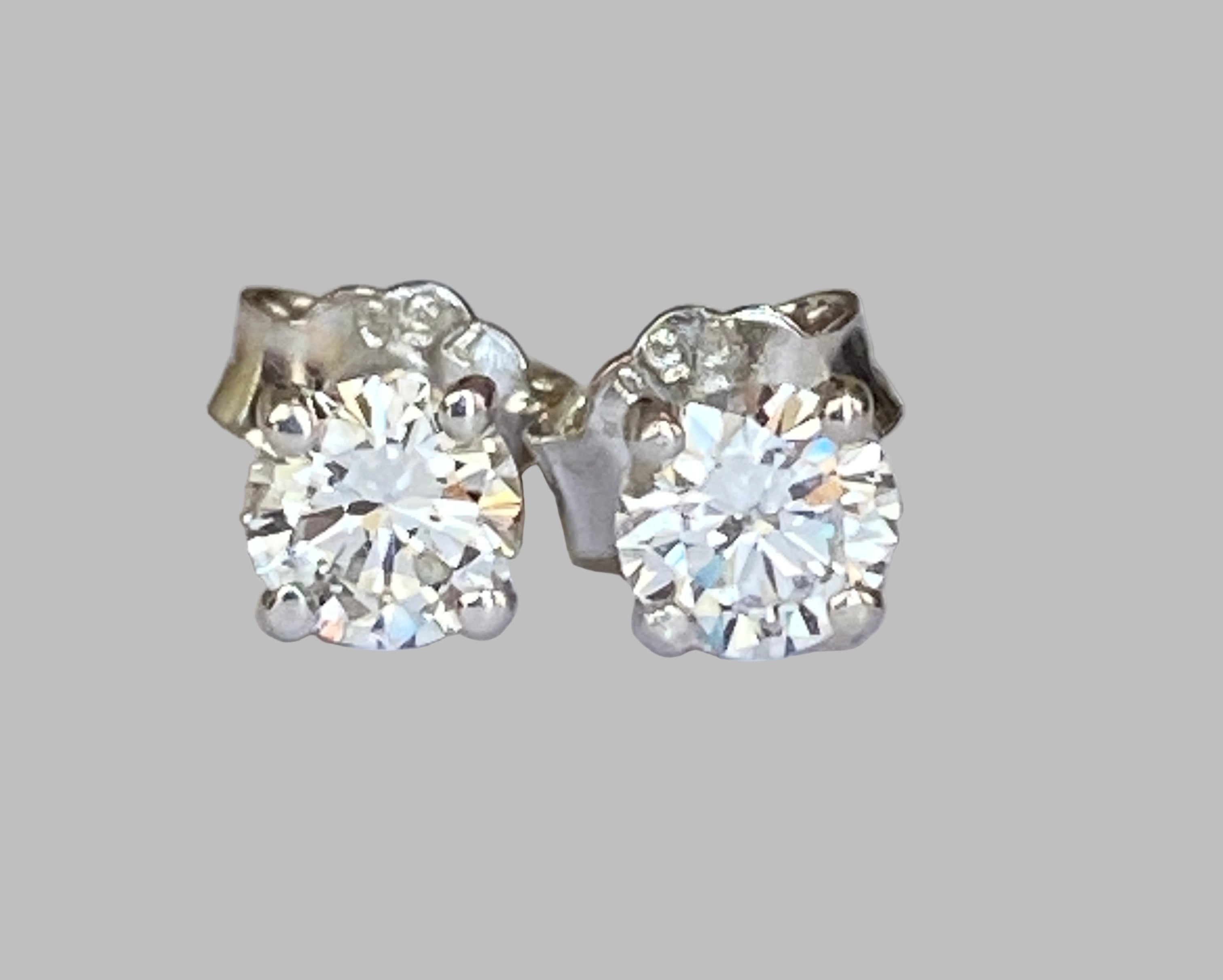 White 18 kt gold solitair stud earrings with diamonds  0.70 crt