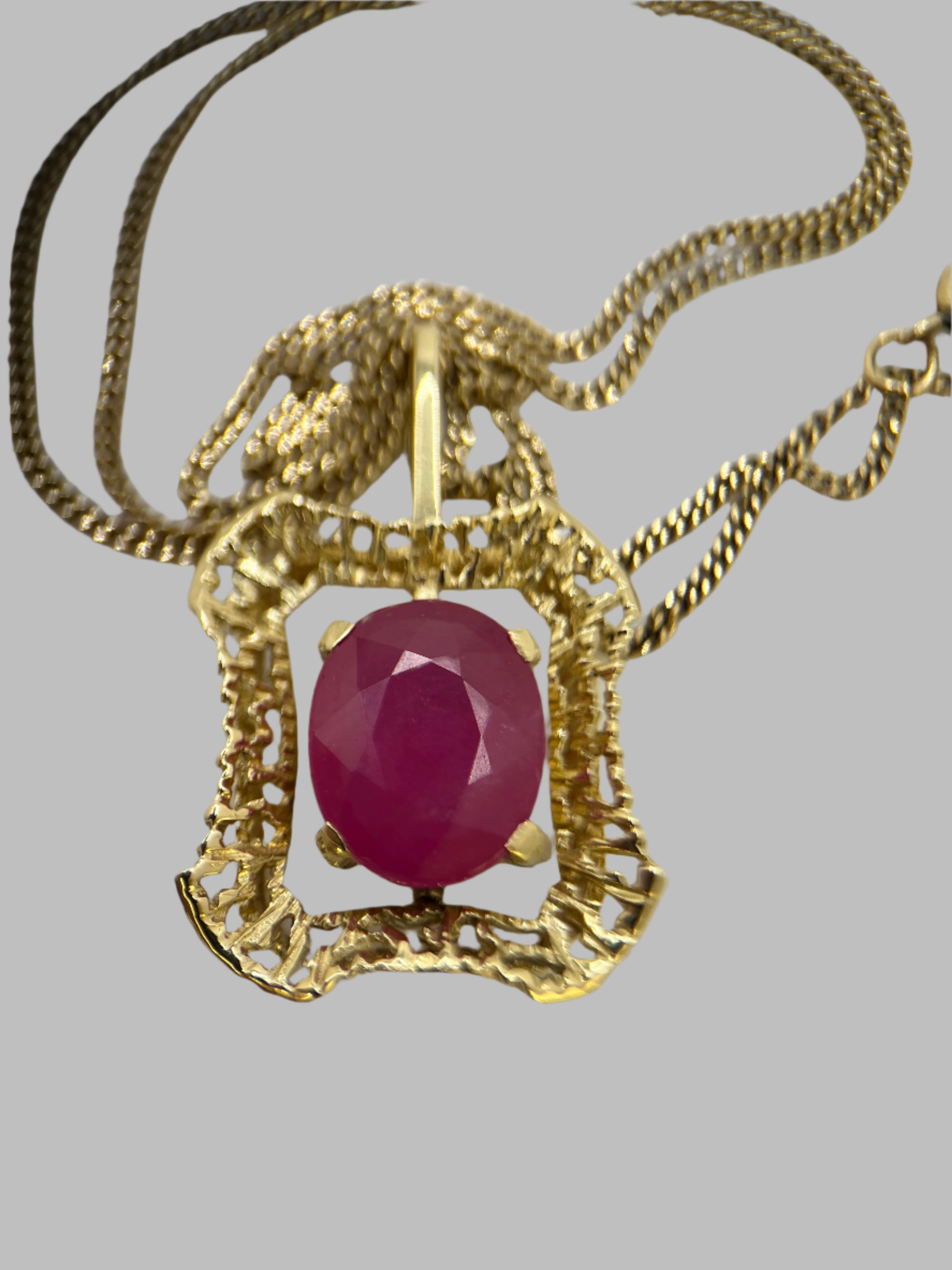 14 Carat Yellow Gold Vintage Necklace with Pendant – 5.20 ct Ruby