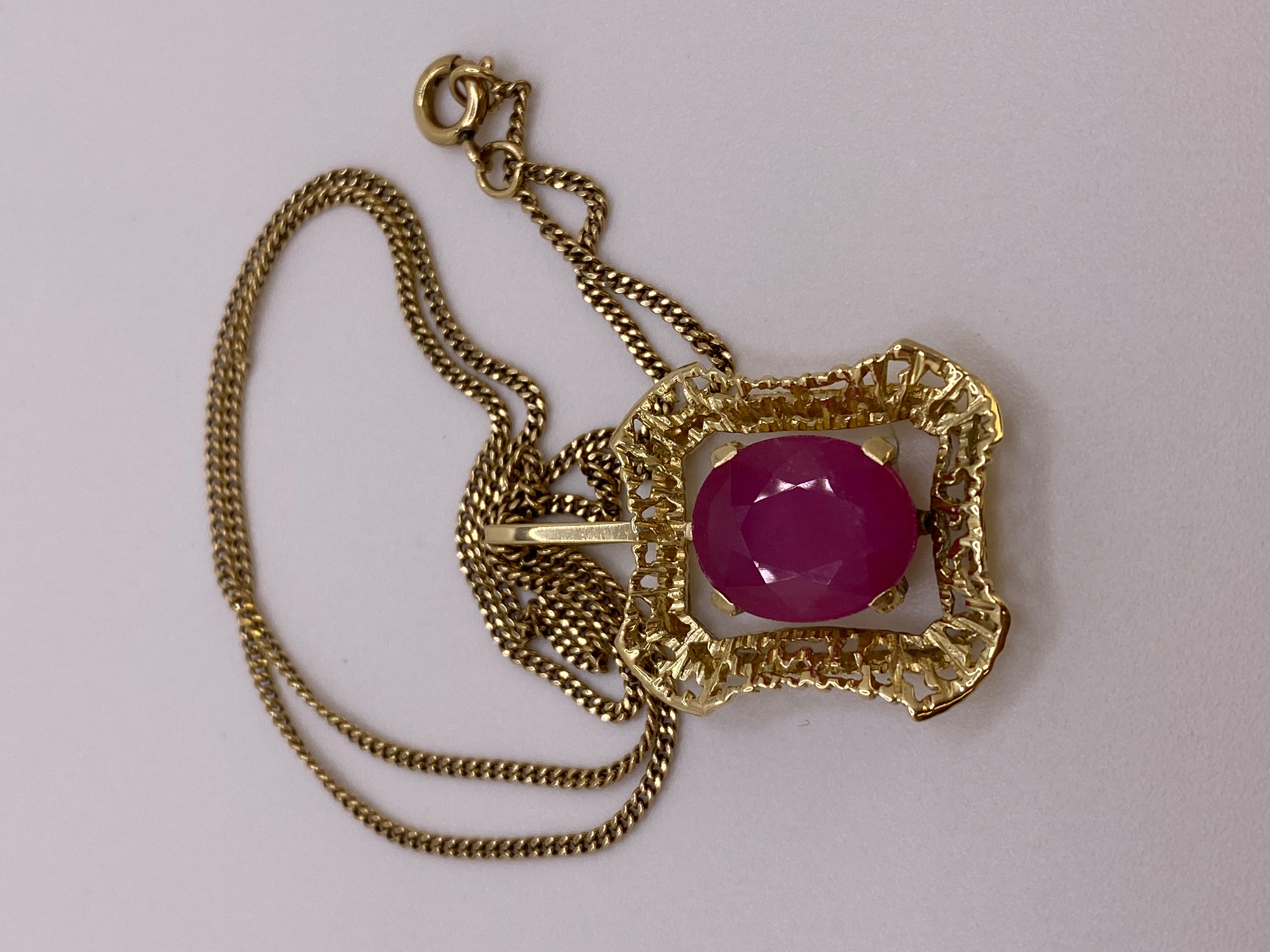 14 Carat Yellow Gold Vintage Necklace with Pendant – 5.20 ct Ruby