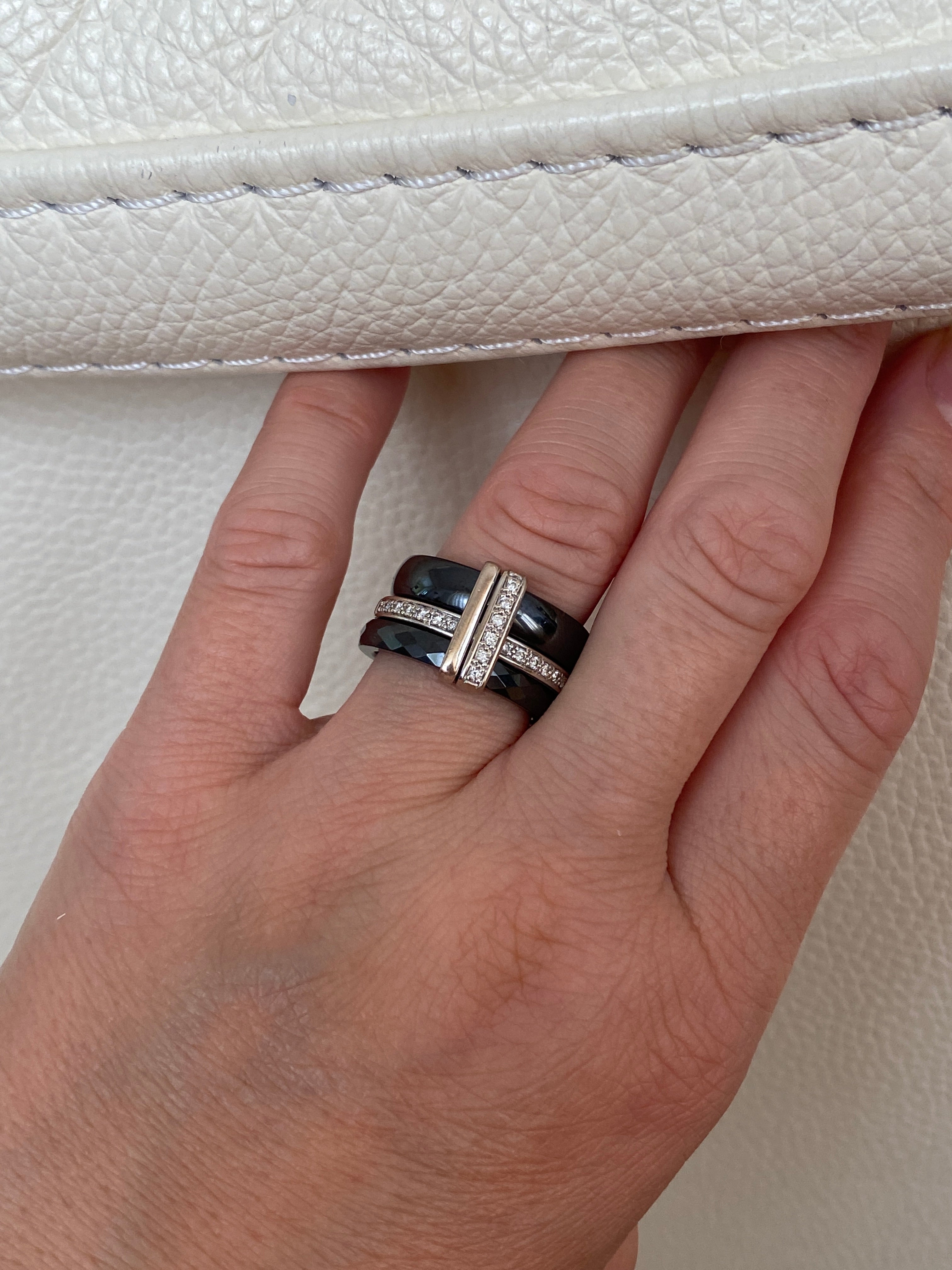 Guy Laroche white 18 kt gold/ceramic diamond ring