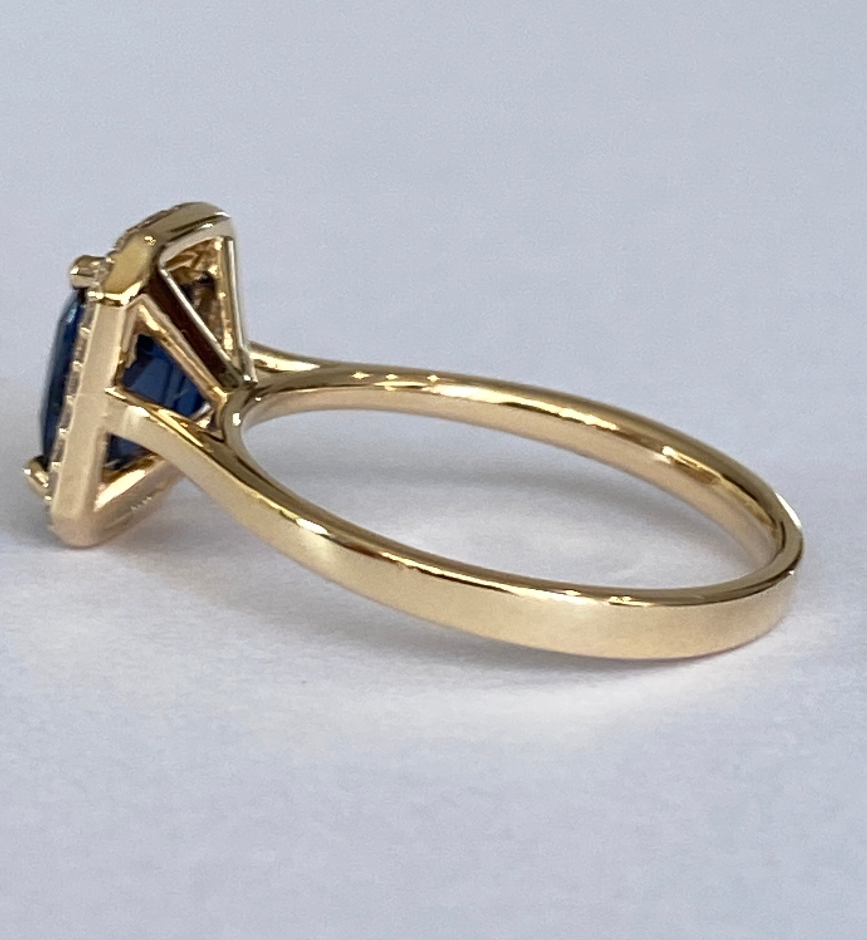 Certified 2.13ct Natural color change Spinel and Diamonds 18 kt gold ring