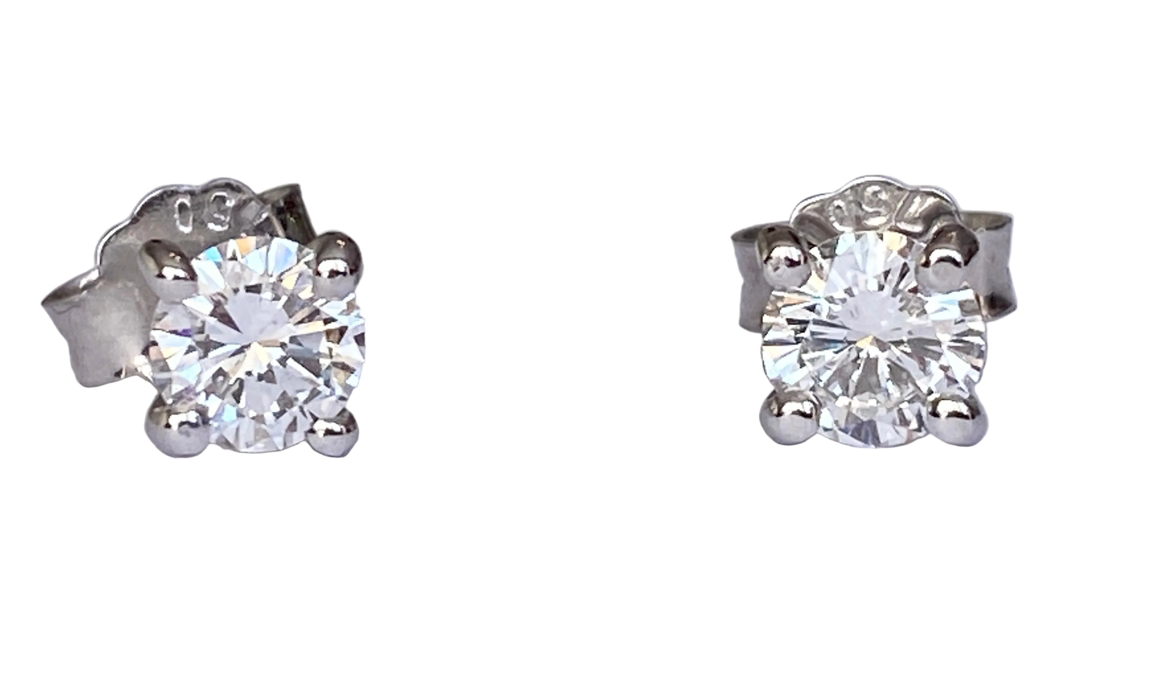 White 18 kt gold solitair stud earrings with diamonds 0.74 crt