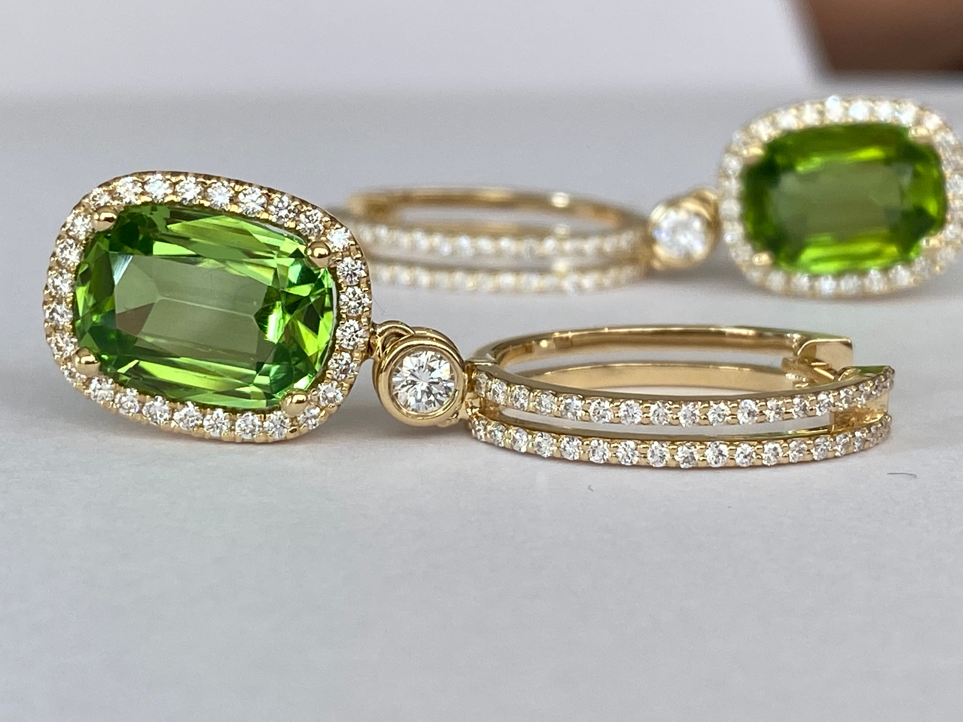Certified 8.15 carat Peridot and Diamonds earrings in 18 kt yellow gold