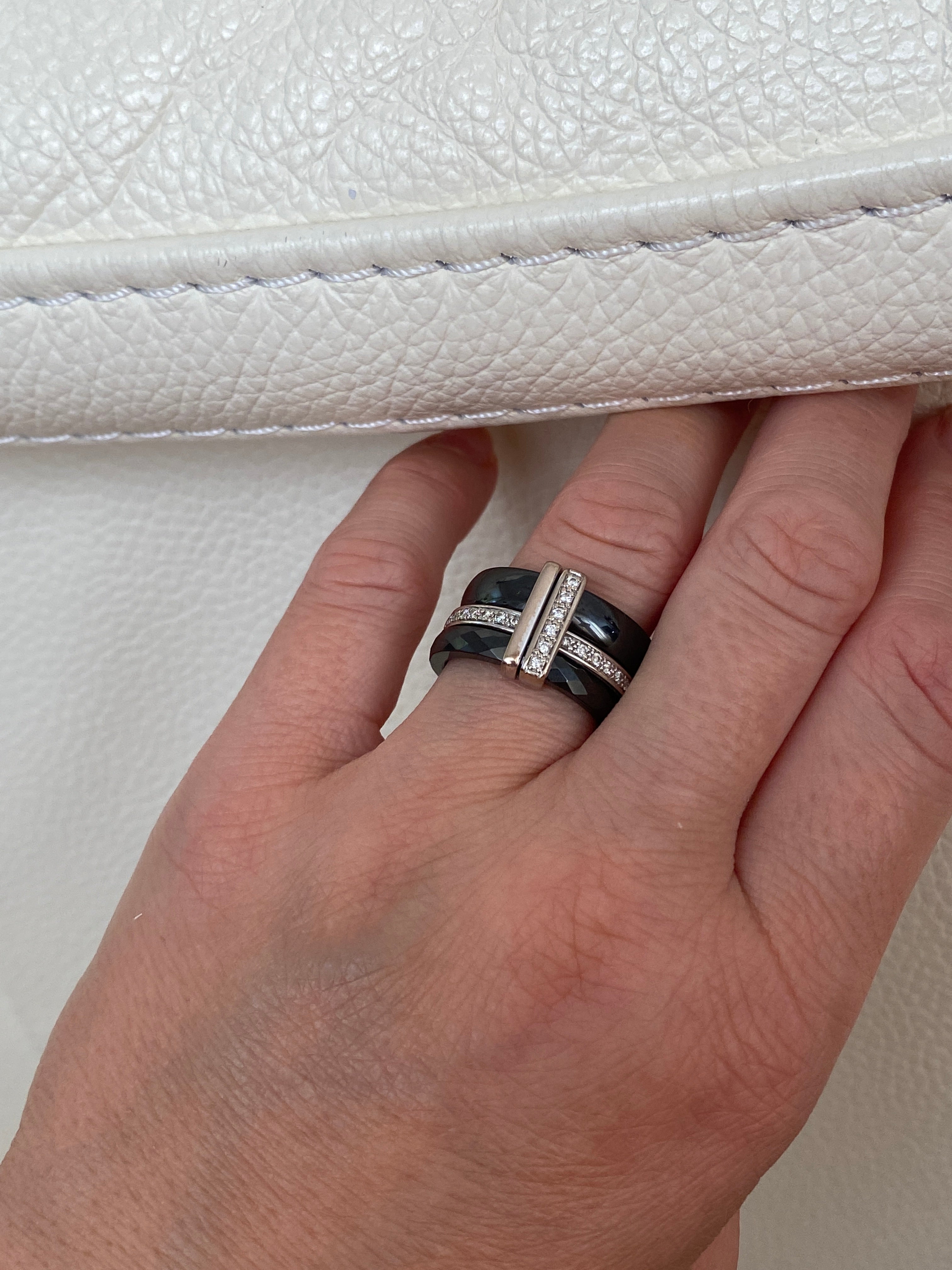 Guy Laroche white 18 kt gold/ceramic diamond ring