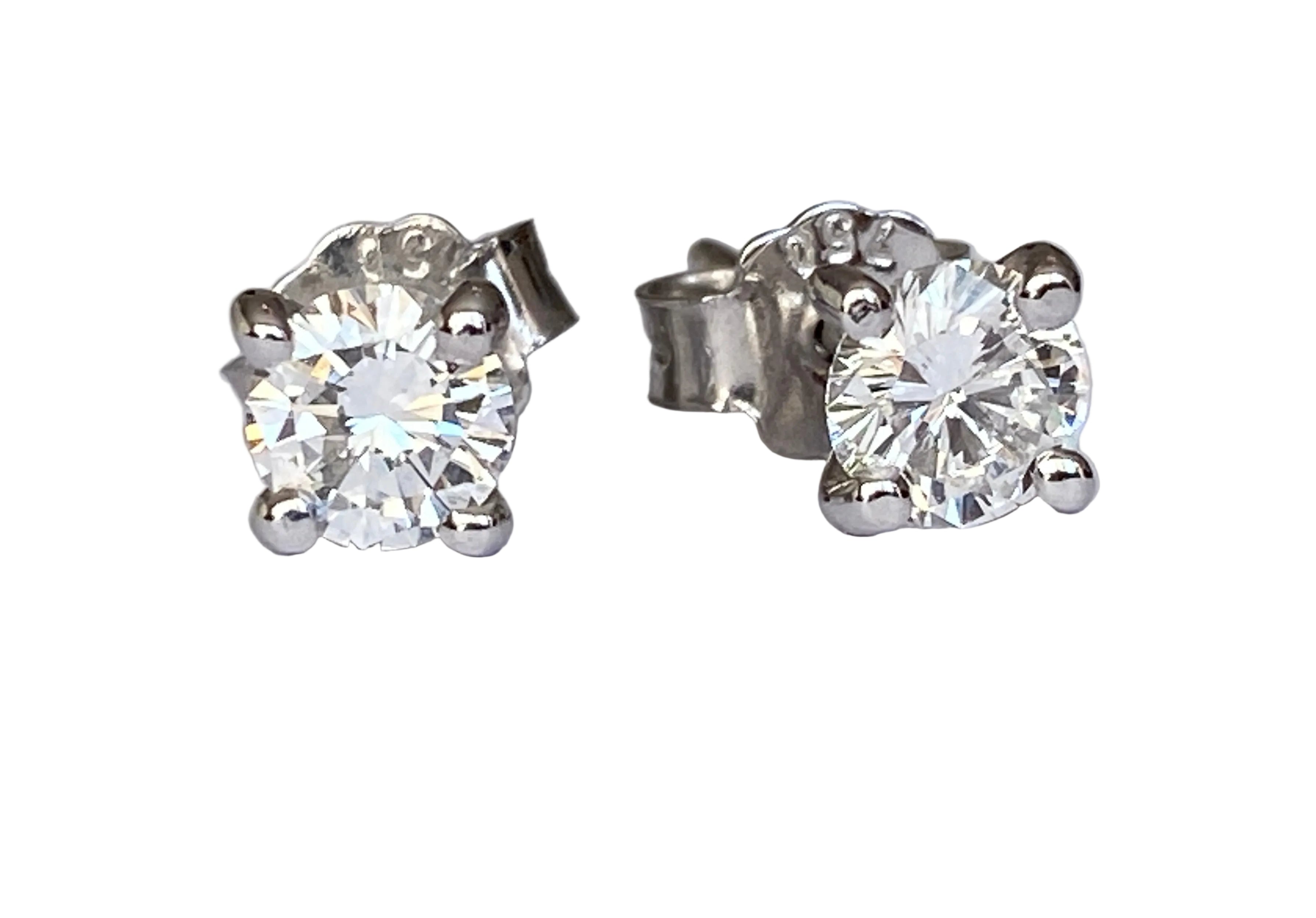 White 18 kt gold solitair stud earrings with diamonds 0.74 crt
