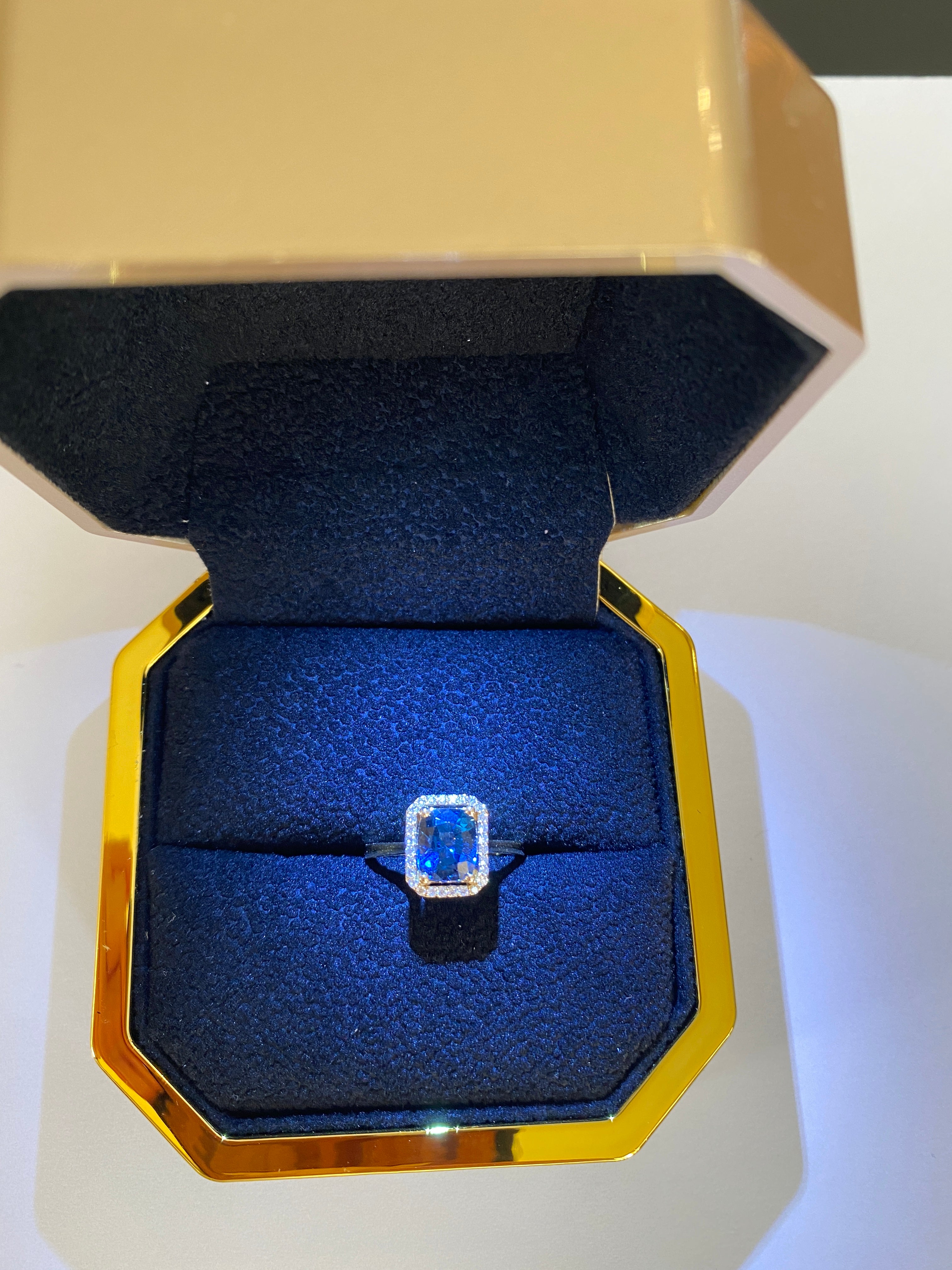 Certified 2.13ct Natural color change Spinel and Diamonds 18 kt gold ring