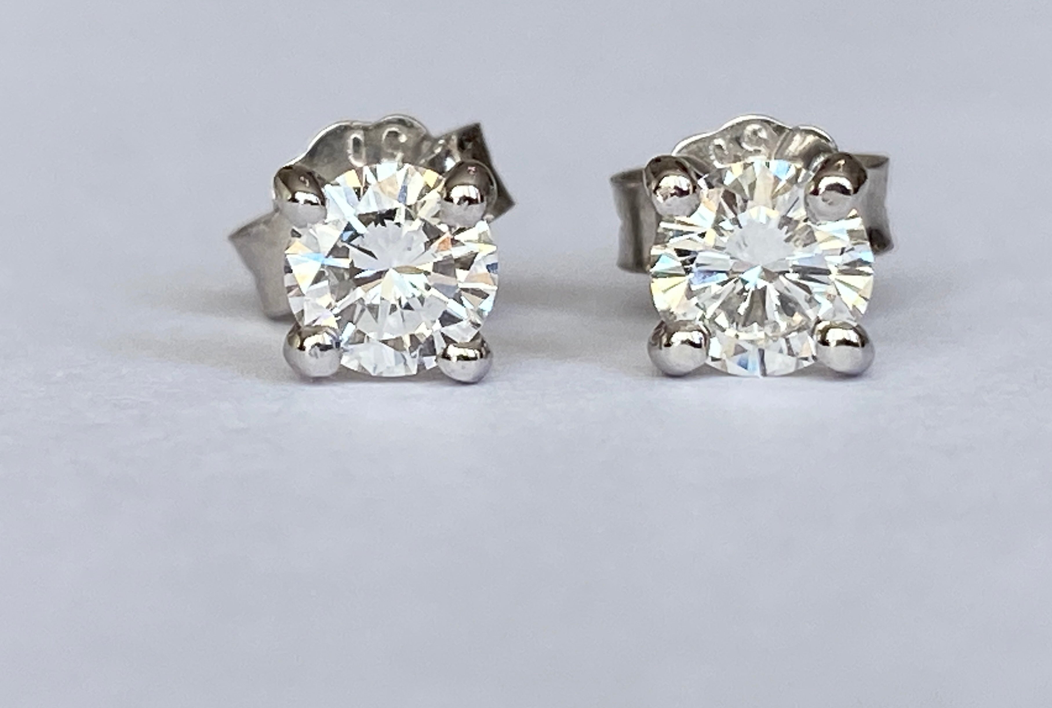 White 18 kt gold solitair stud earrings with diamonds 0.74 crt
