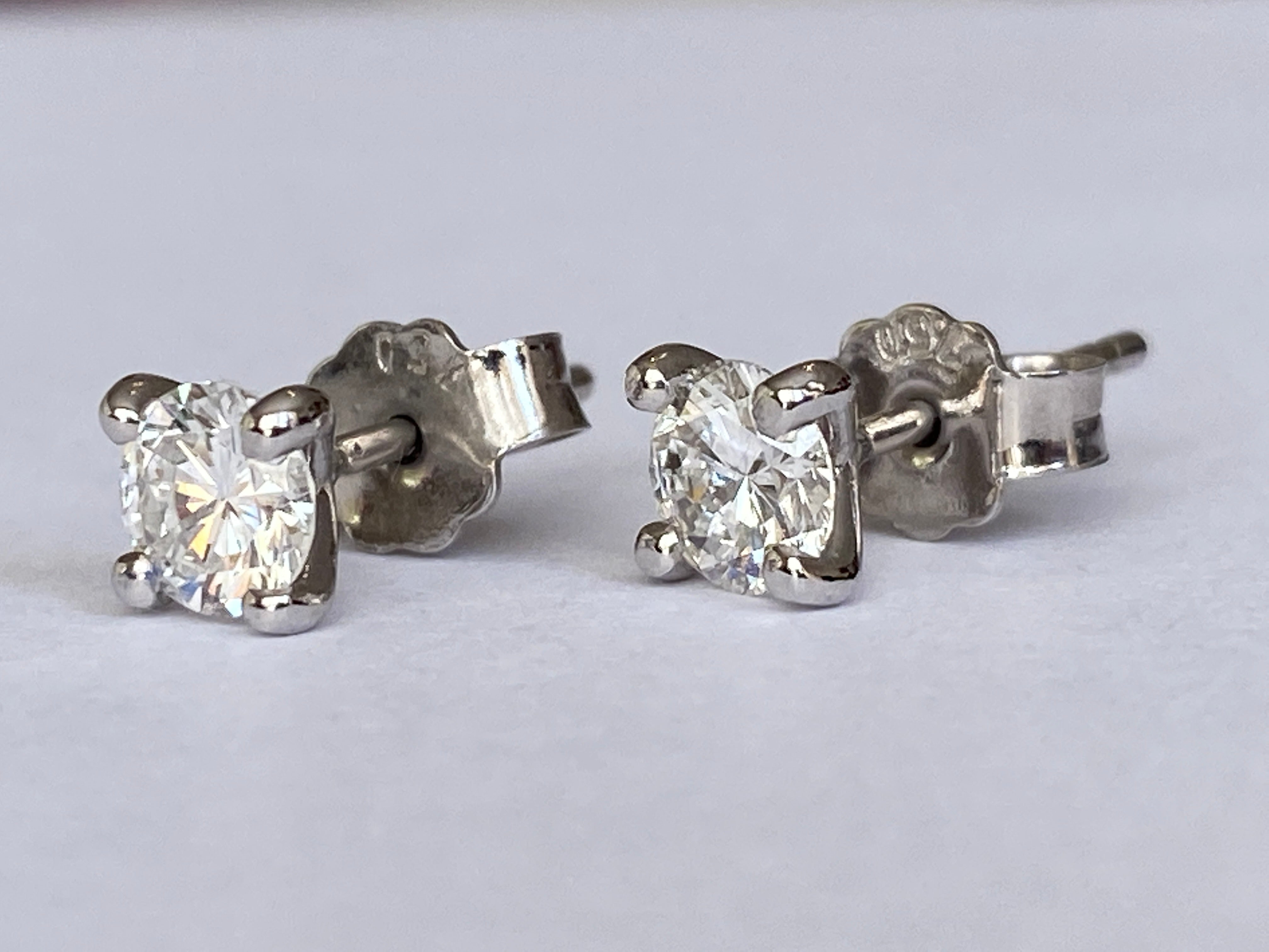 White 18 kt gold solitair stud earrings with diamonds 0.74 crt