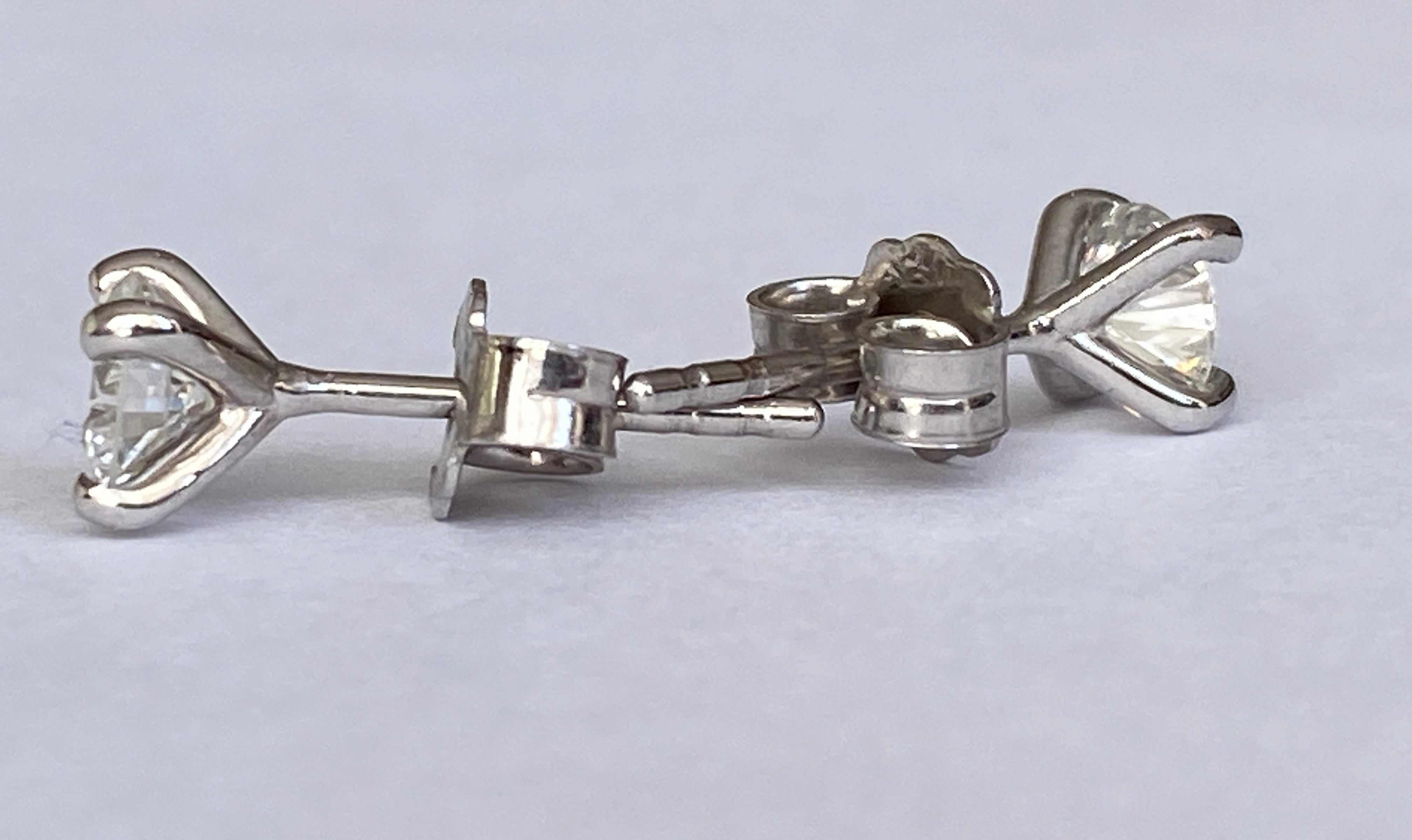 White 18 kt gold solitair stud earrings with diamonds 0.74 crt
