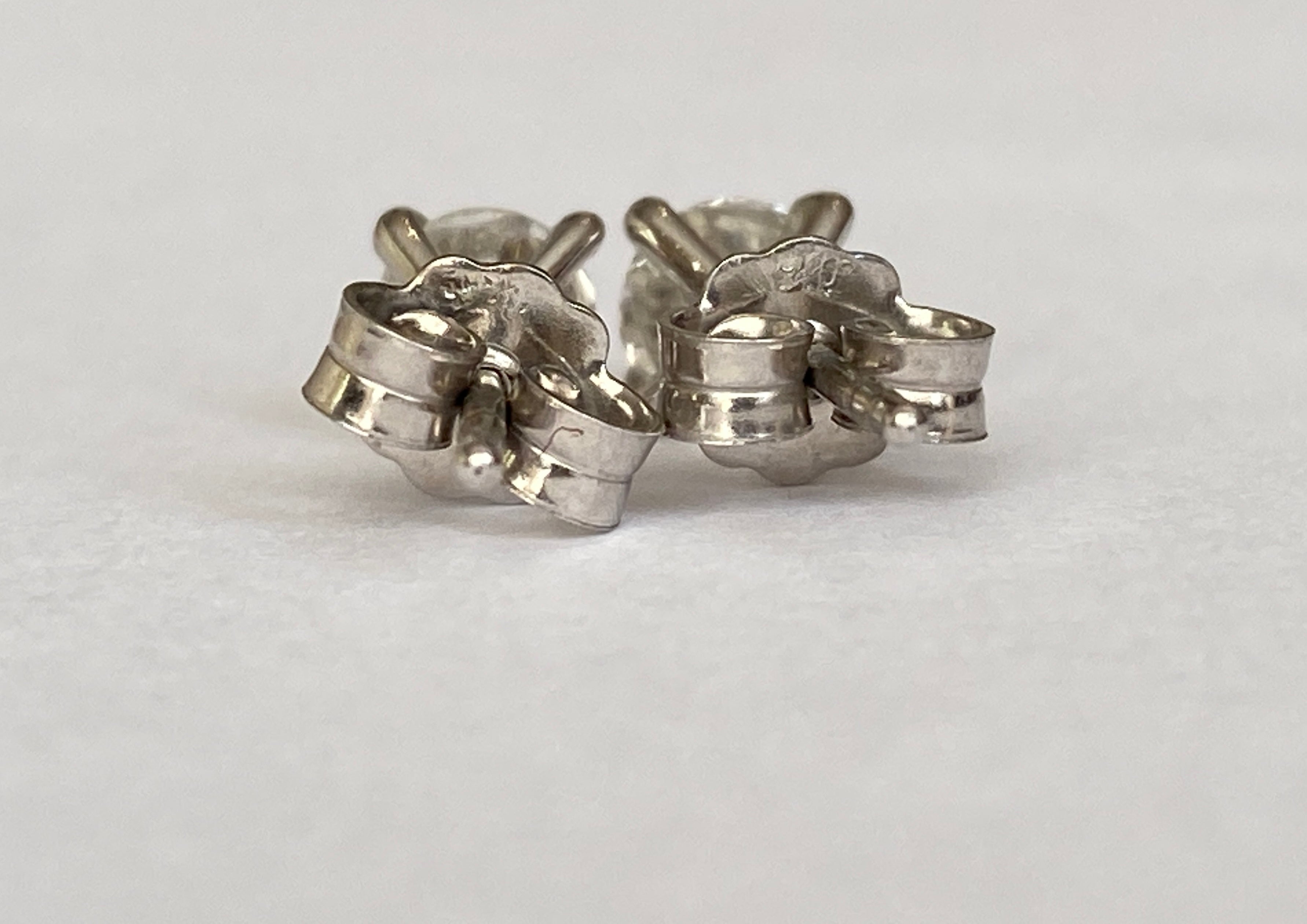 White 18 kt gold solitair stud earrings with diamonds 0.74 crt