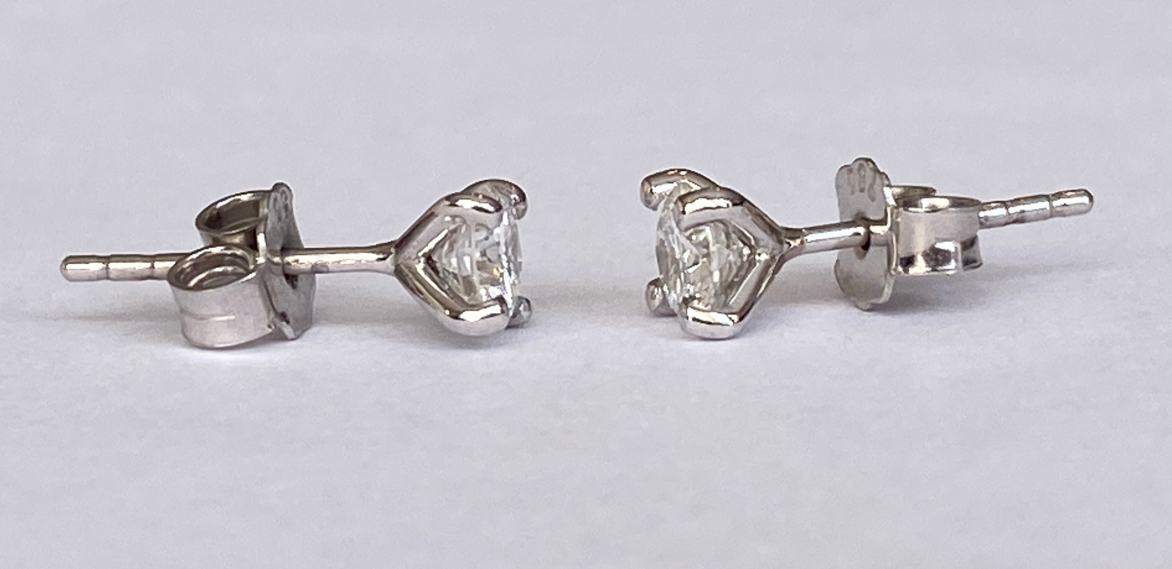 White 18 kt gold solitair stud earrings with diamonds 0.74 crt