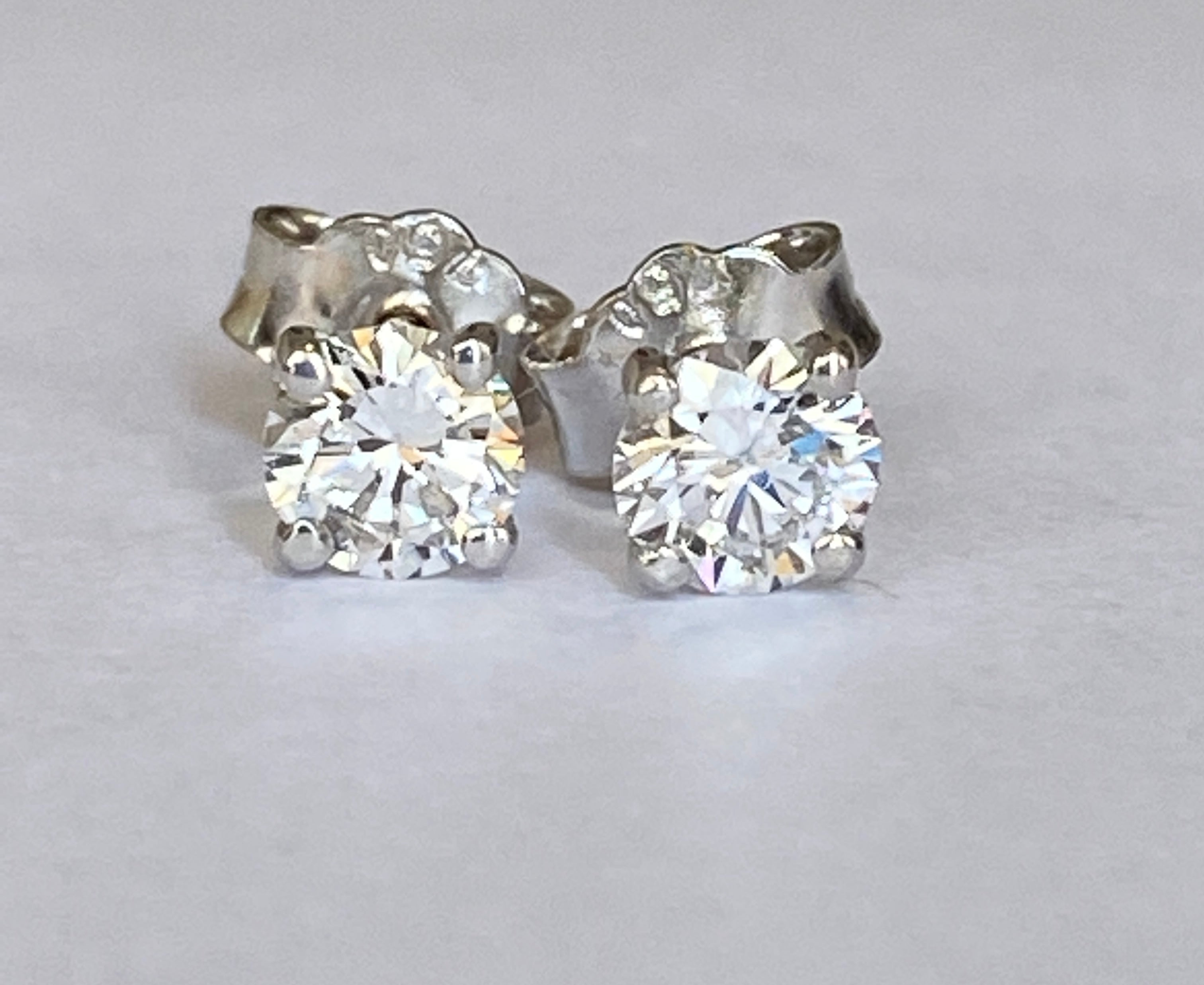 White 18 kt gold solitair stud earrings with diamonds  0.70 crt