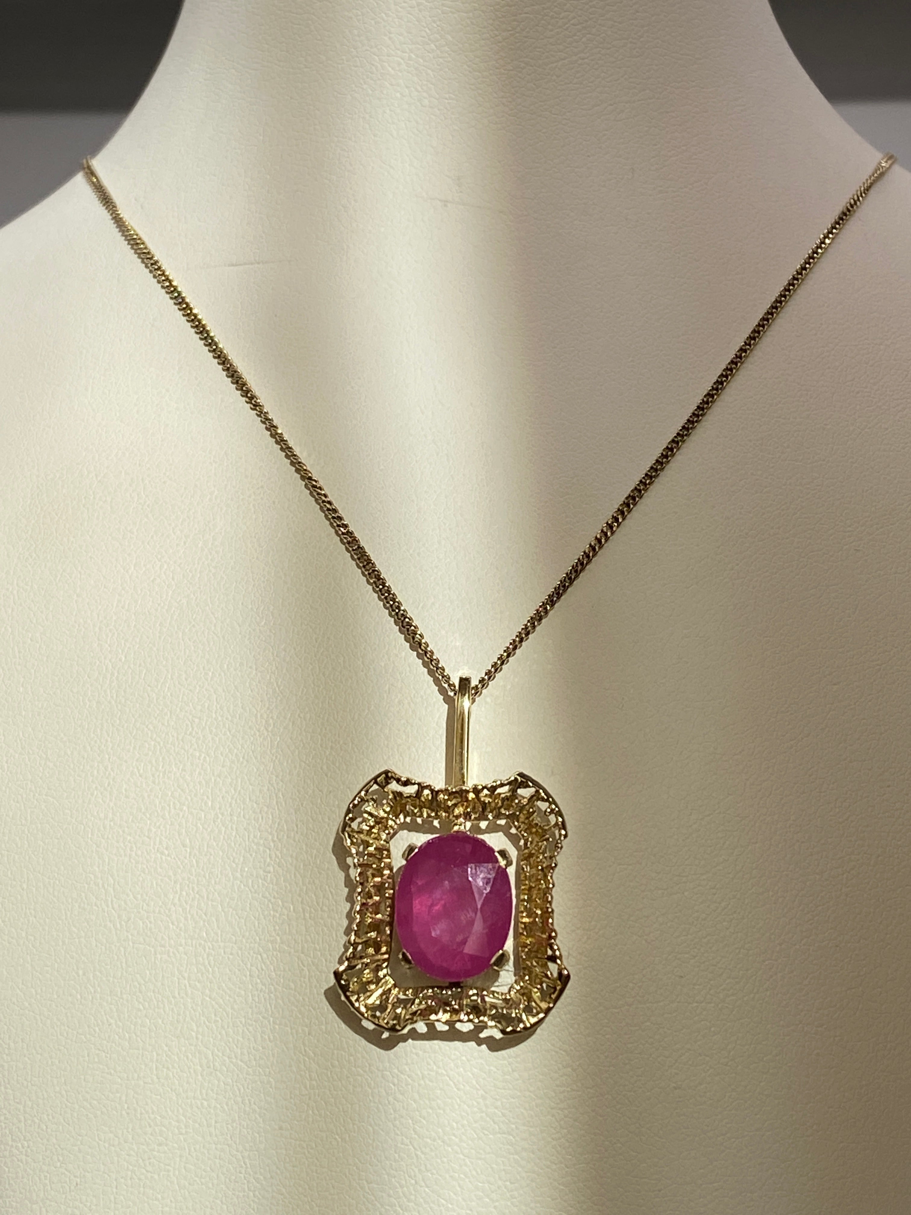 14 Carat Yellow Gold Vintage Necklace with Pendant – 5.20 ct Ruby