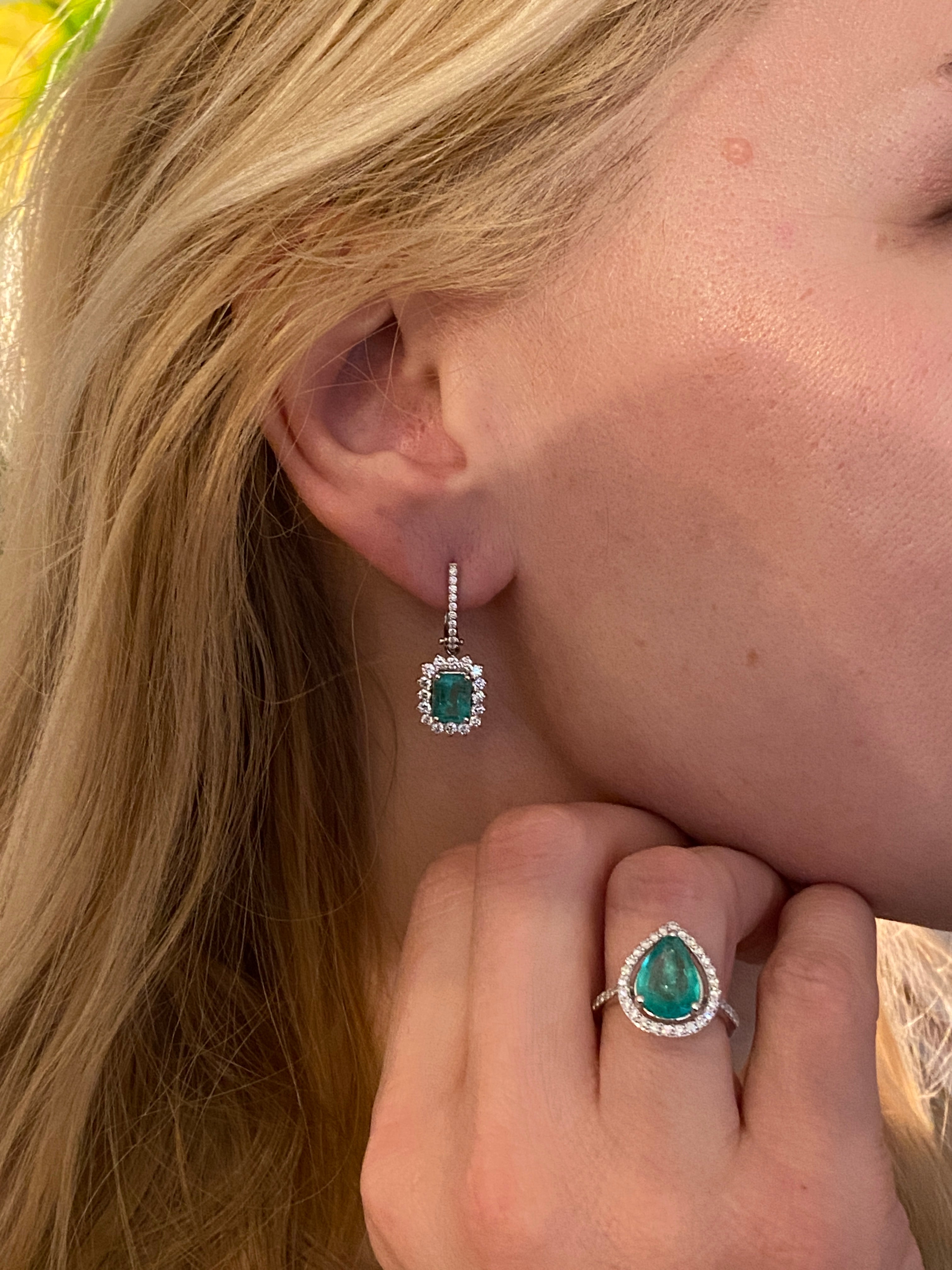 Certified 18 kt. White gold Dangle Earrings with Emerald and  Diamonds