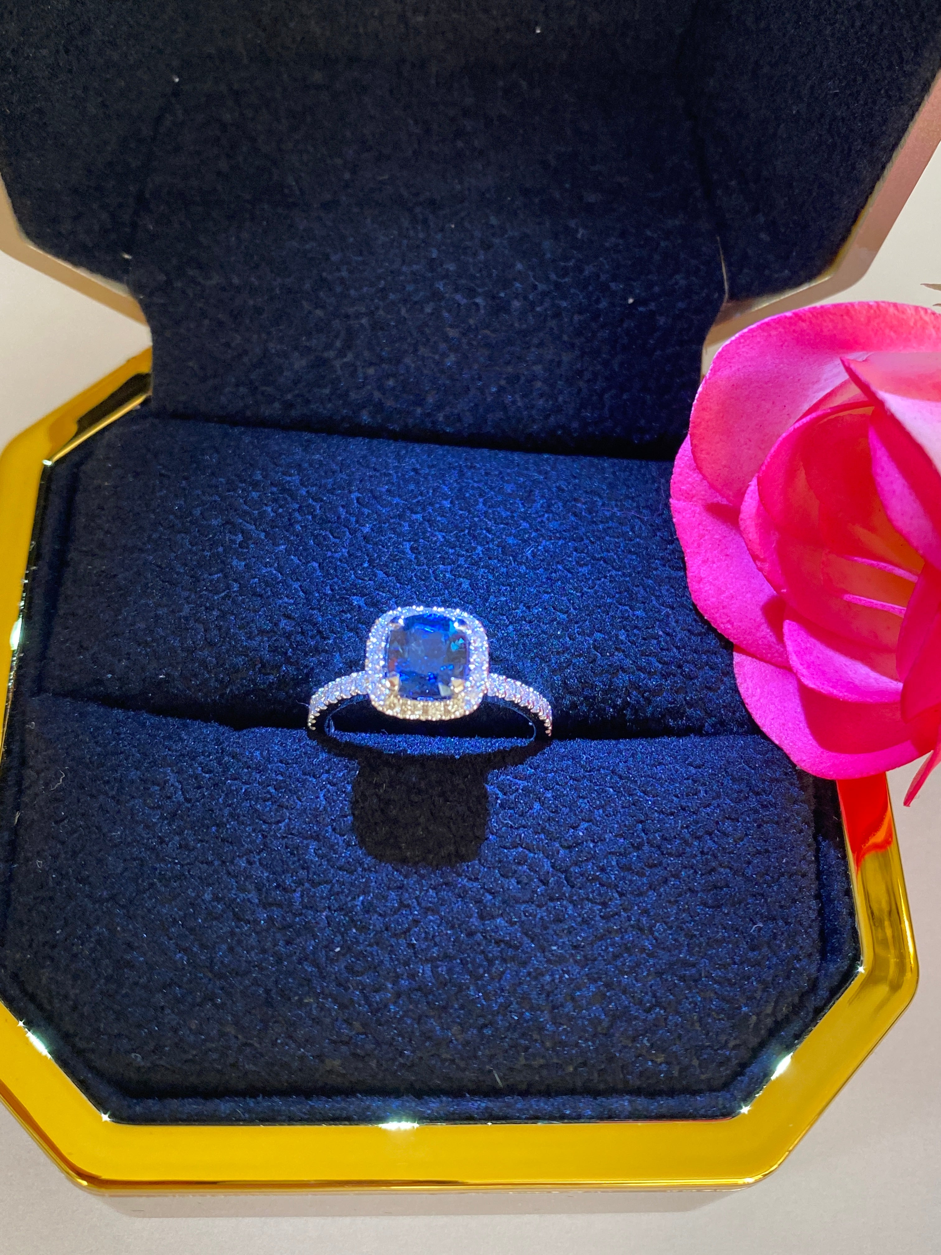 Certified 1.54 ct Natural color change Spinel and Diamonds 18 kt gold ring