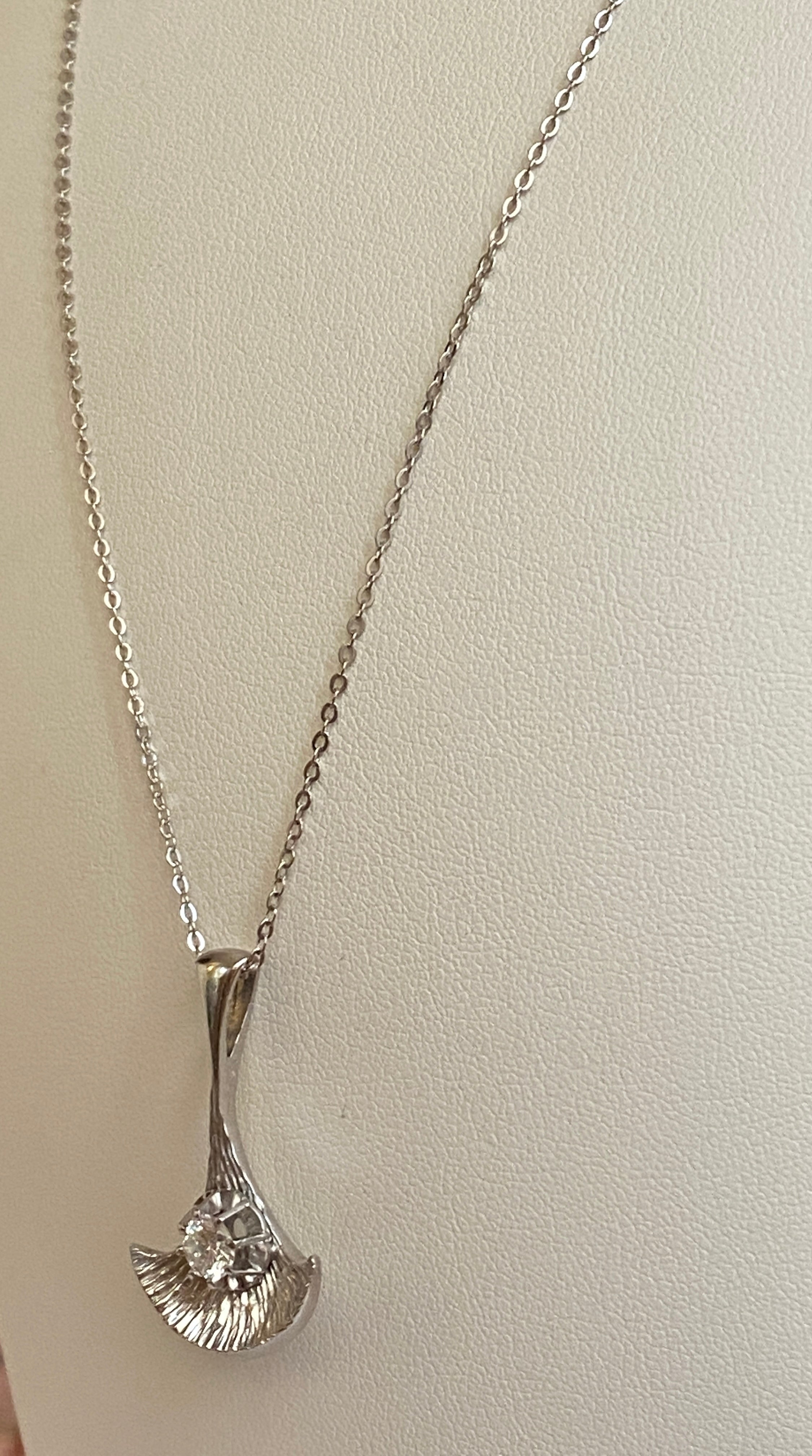 14 Carat White Gold Vintage Necklace with Solitaire Diamond Pendant