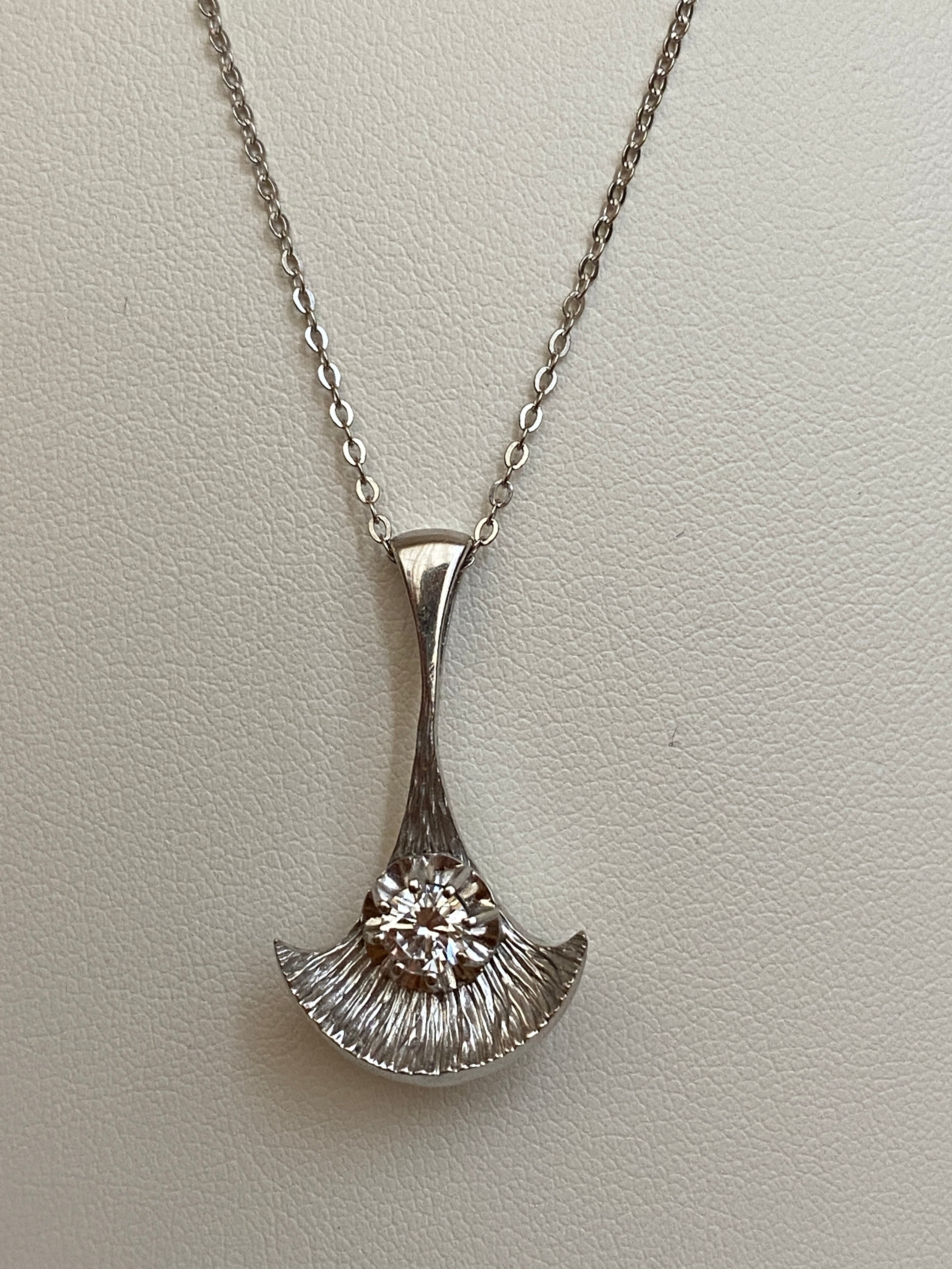 14 Carat White Gold Vintage Necklace with Solitaire Diamond Pendant