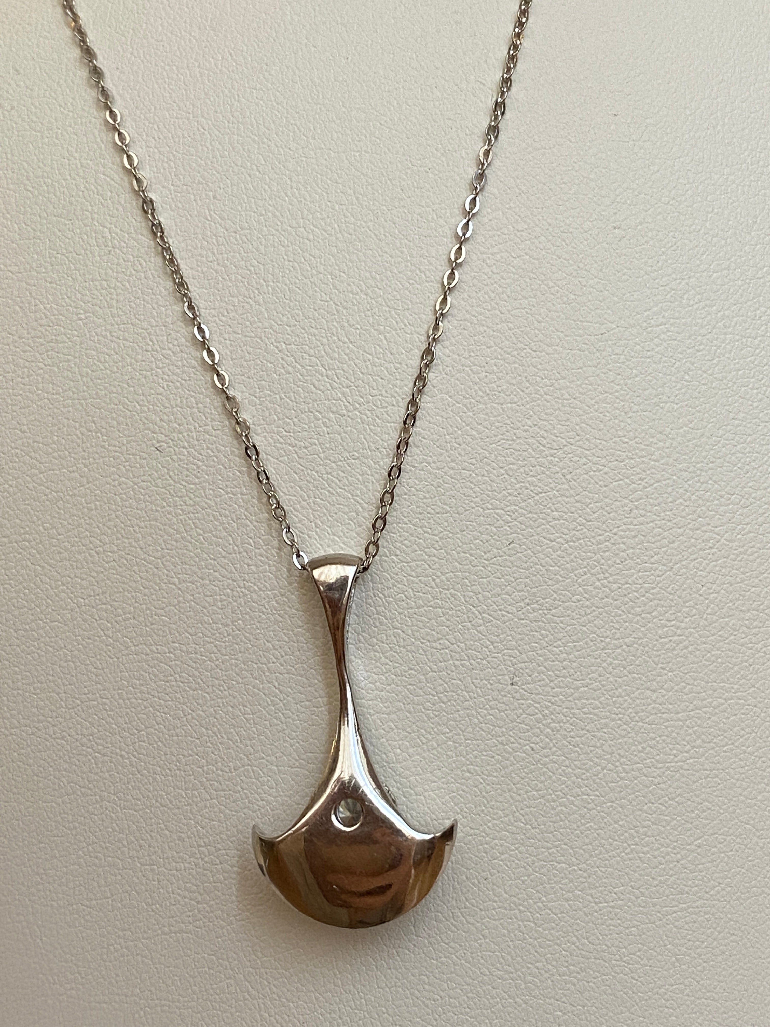14 Carat White Gold Vintage Necklace with Solitaire Diamond Pendant