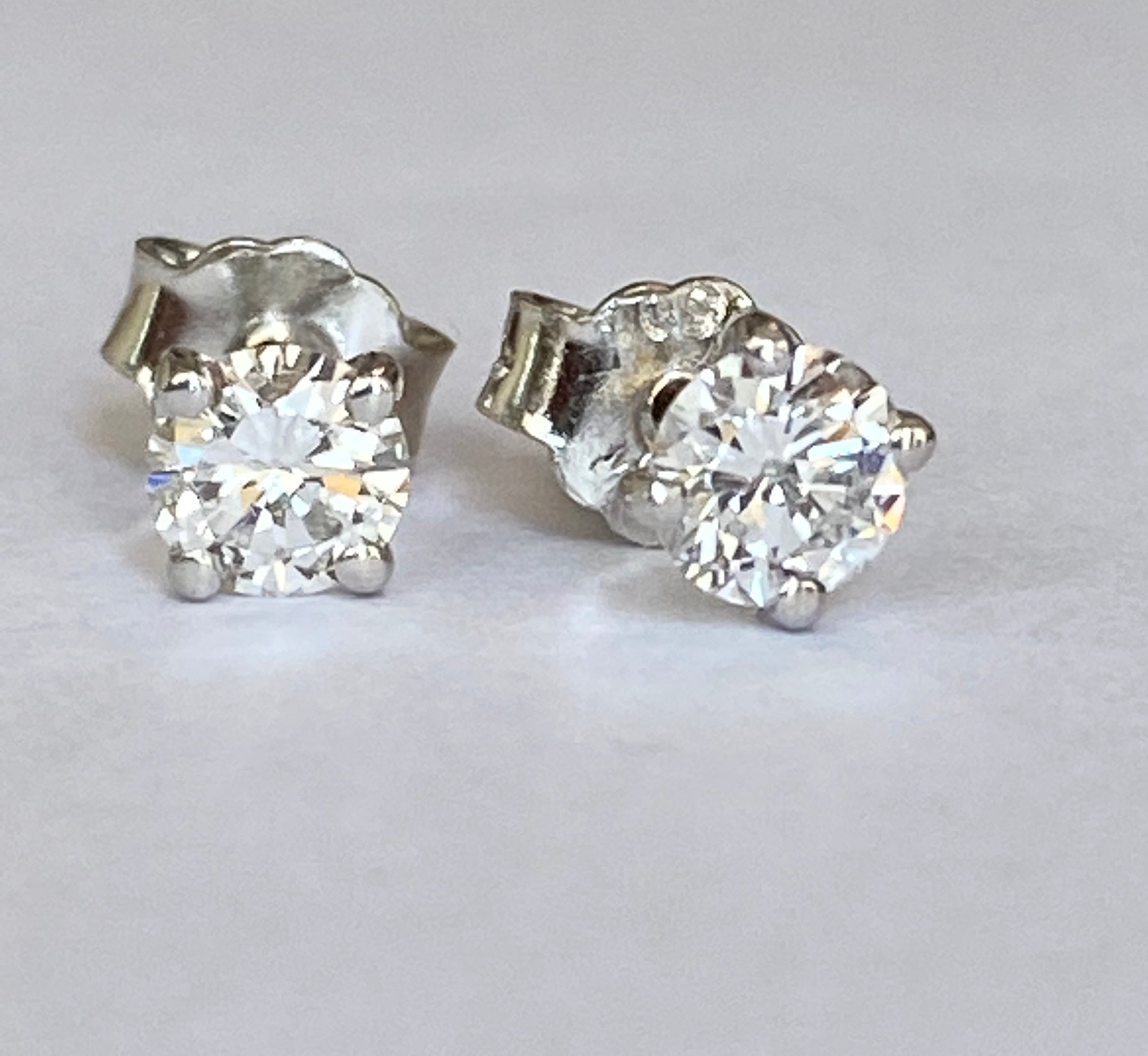 White 18 kt gold solitair stud earrings with diamonds  0.70 crt
