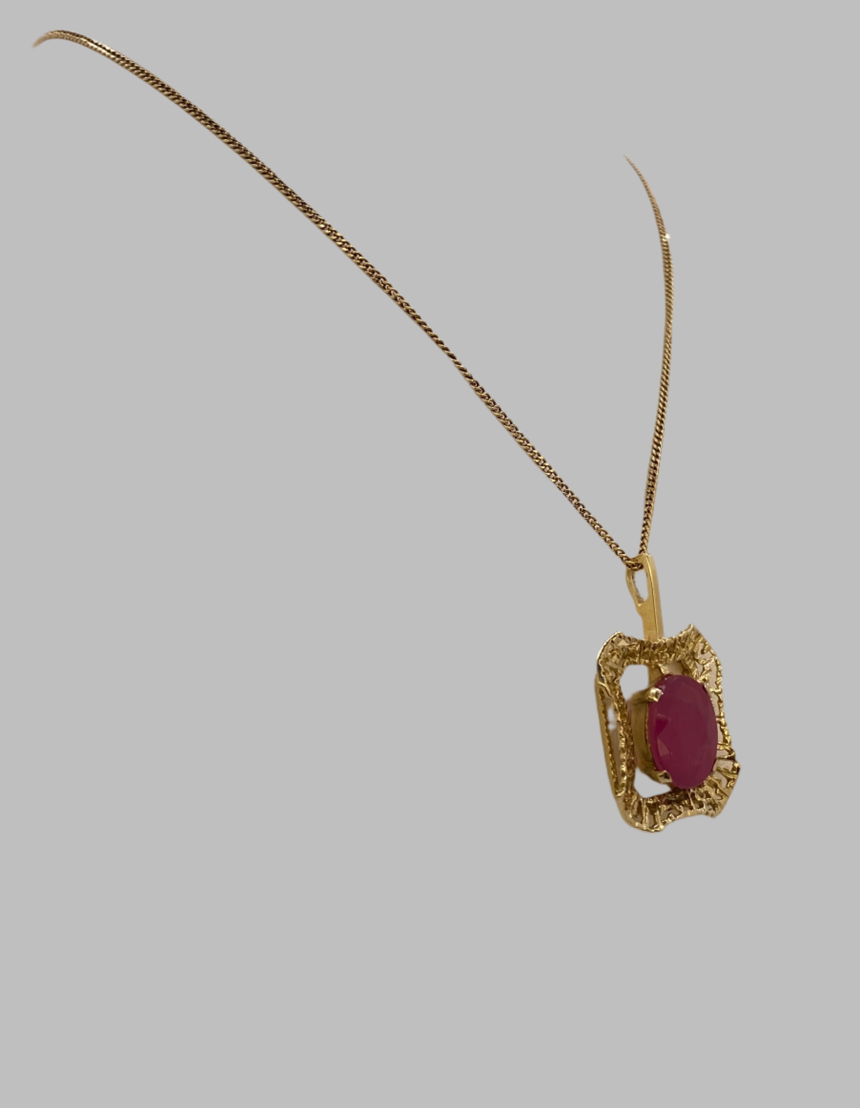 14 Carat Yellow Gold Vintage Necklace with Pendant – 5.20 ct Ruby