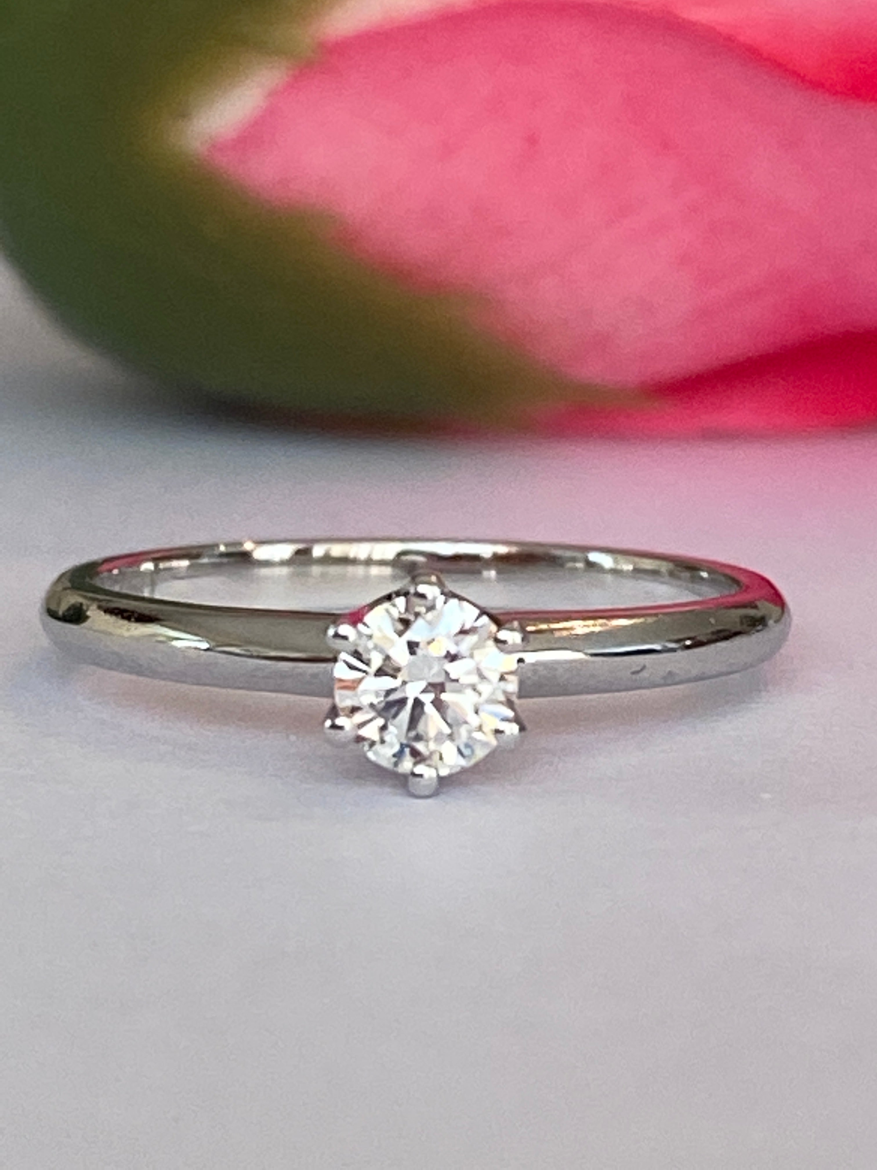 GIA Certified 0.30ct Diamond Engagement Ring 18 kt Gold