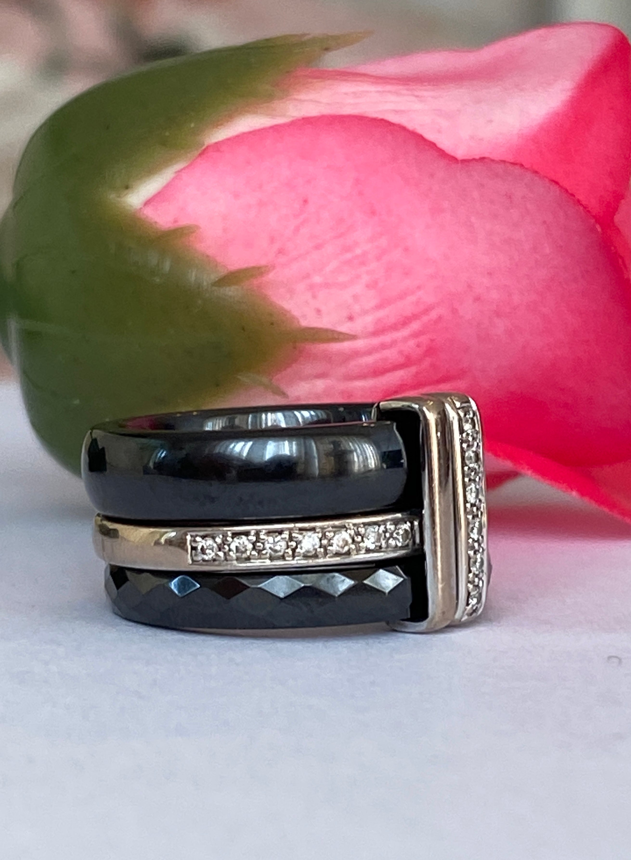 Guy Laroche white 18 kt gold/ceramic diamond ring