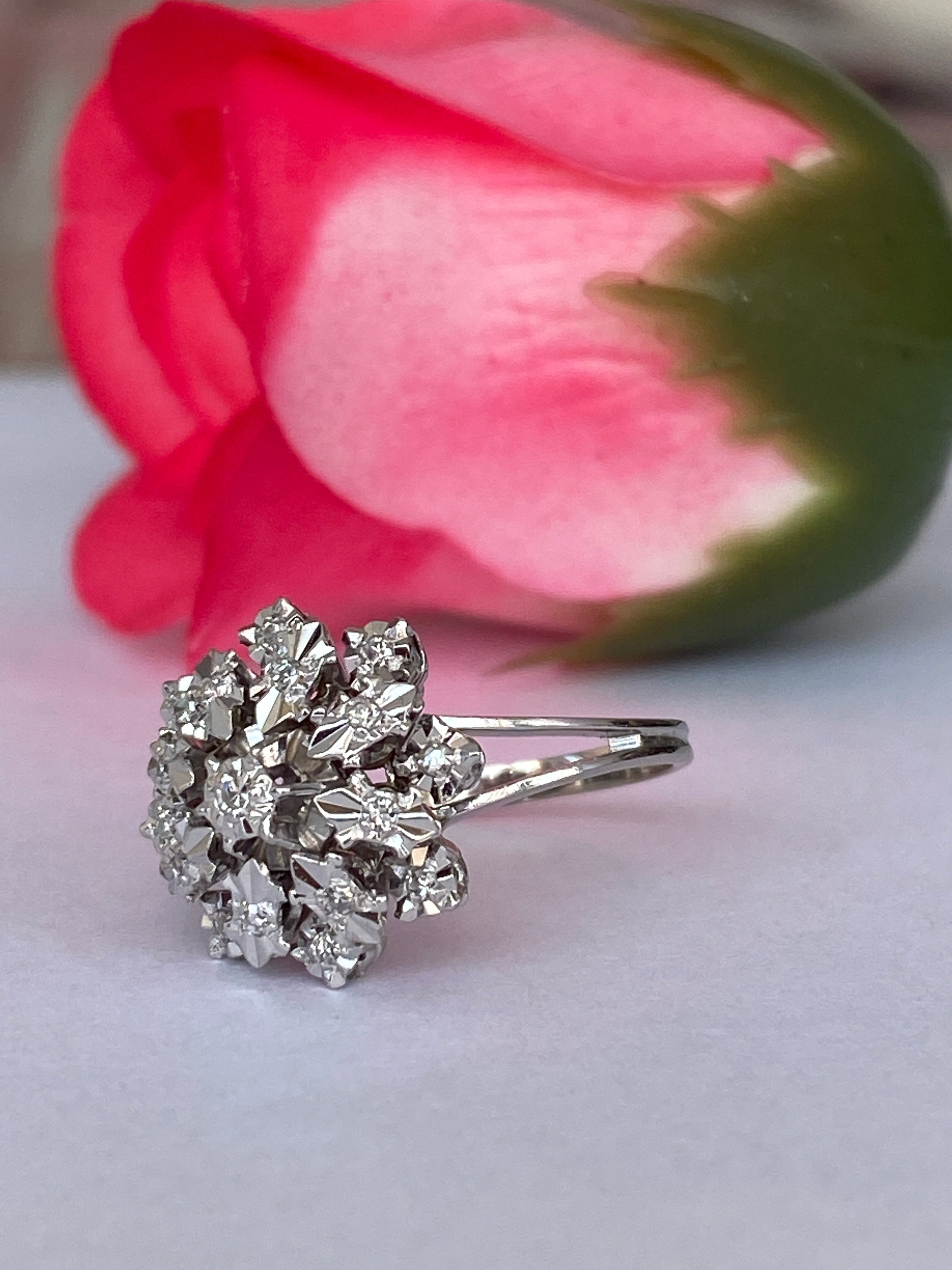 Vintage 18 kt White Gold Rosette Cluster Diamonds ring