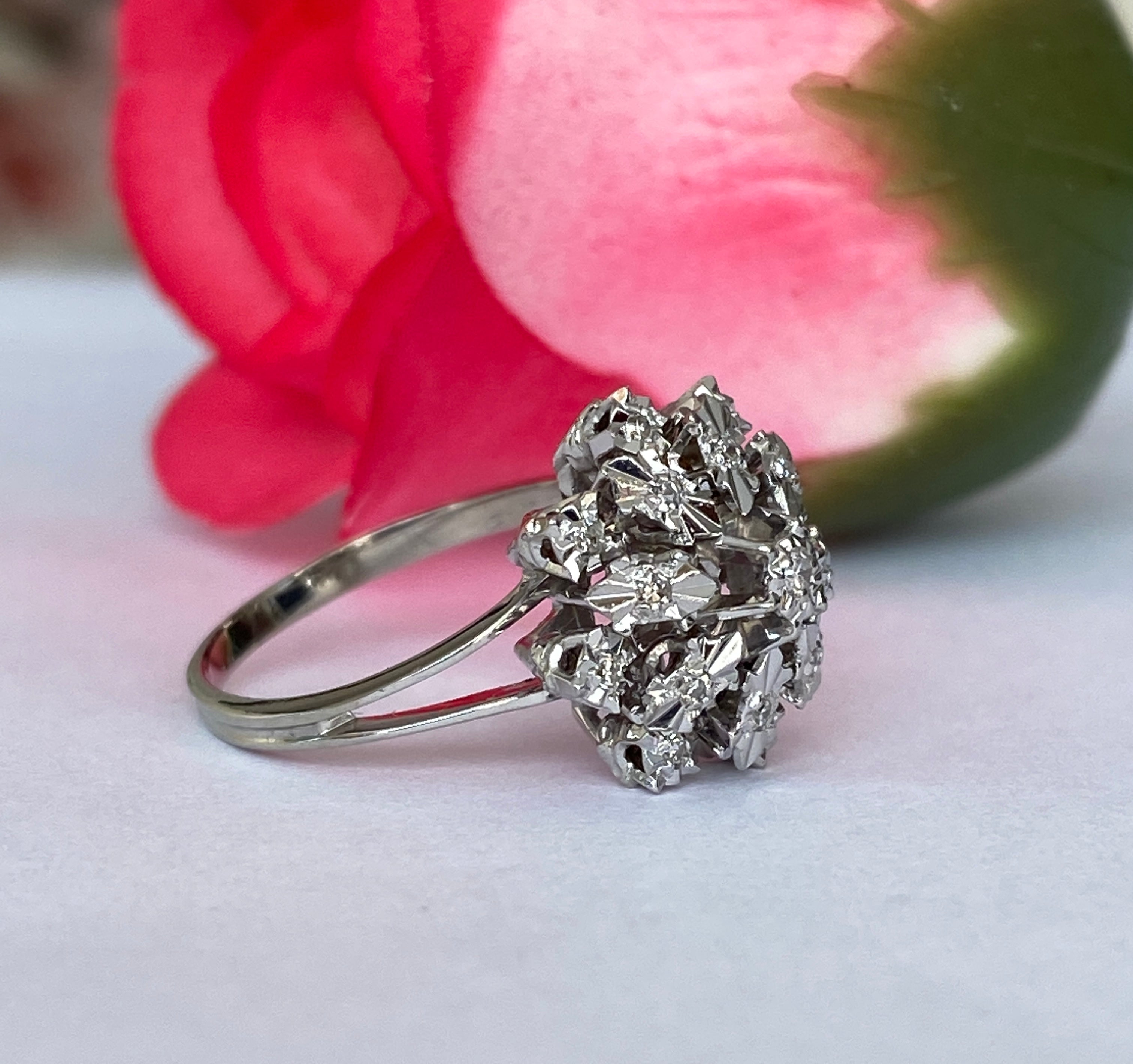 Vintage 18 kt White Gold Rosette Cluster Diamonds ring
