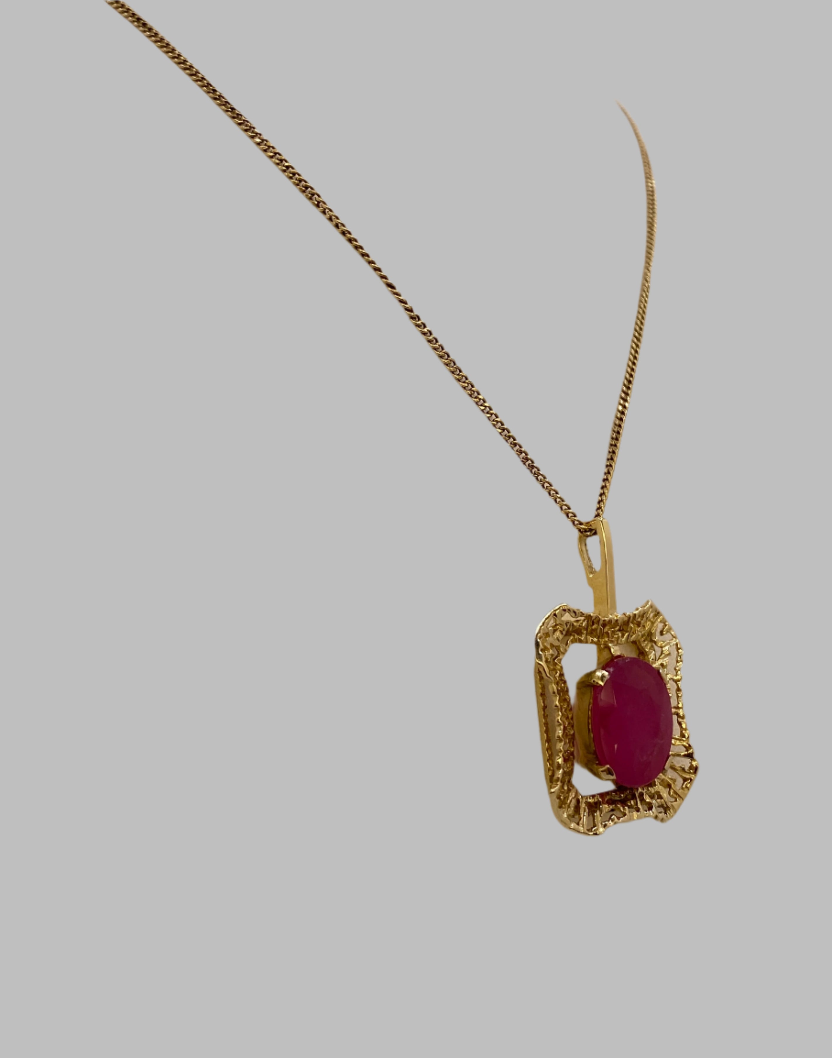 14 Carat Yellow Gold Vintage Necklace with Pendant – 5.20 ct Ruby