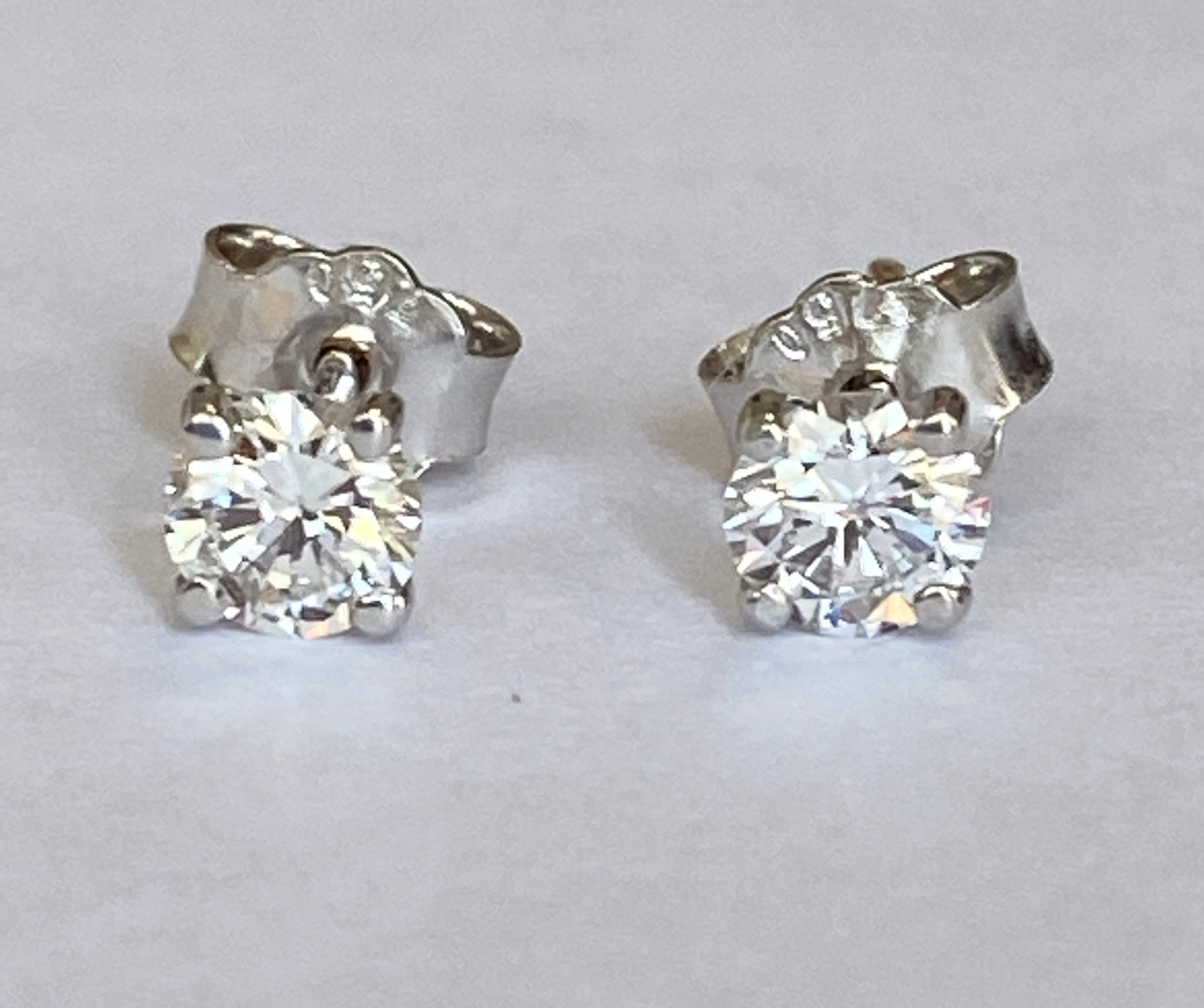 White 18 kt gold solitair stud earrings with diamonds  0.70 crt