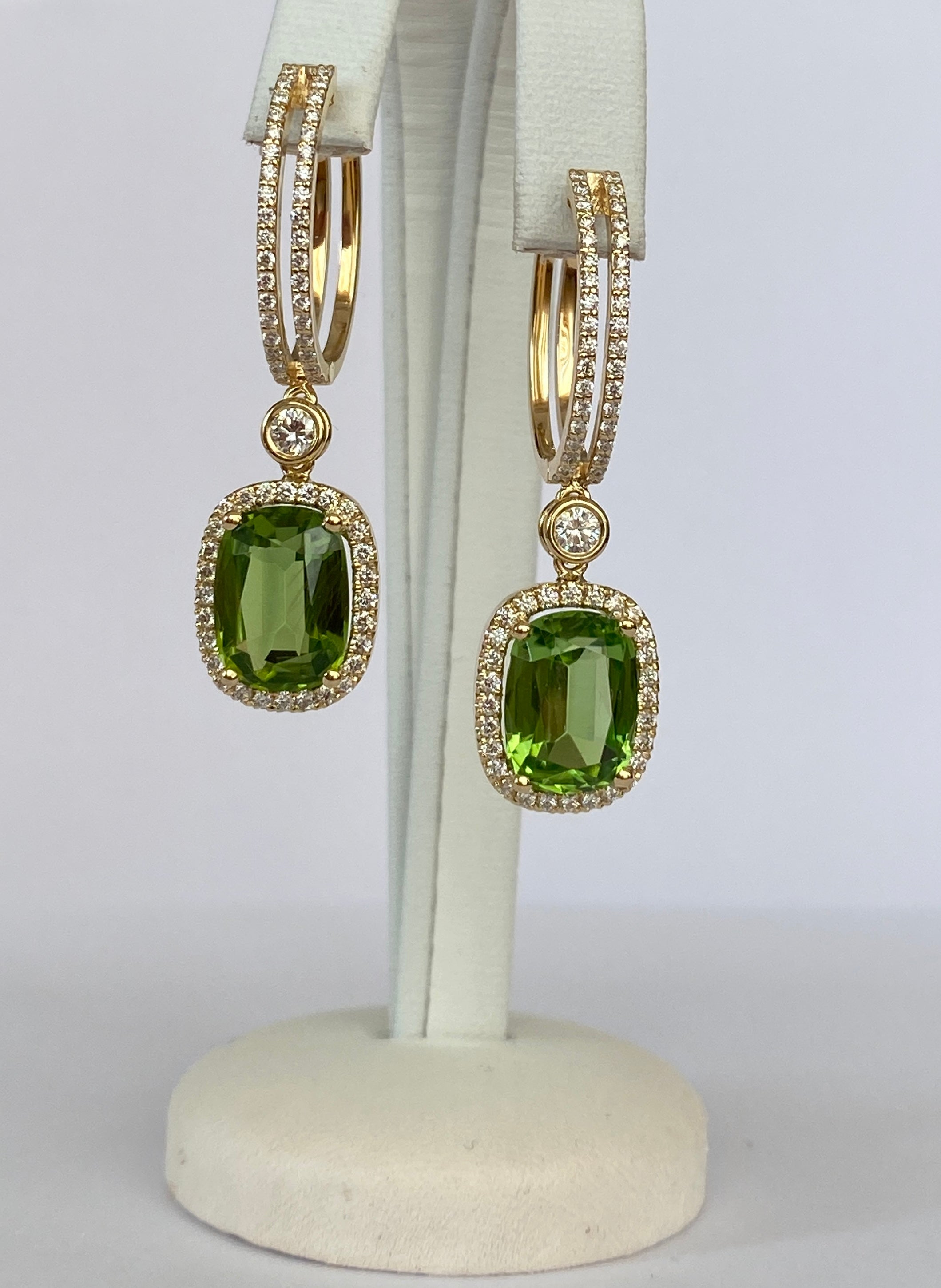 Certified 8.15 carat Peridot and Diamonds earrings in 18 kt yellow gold