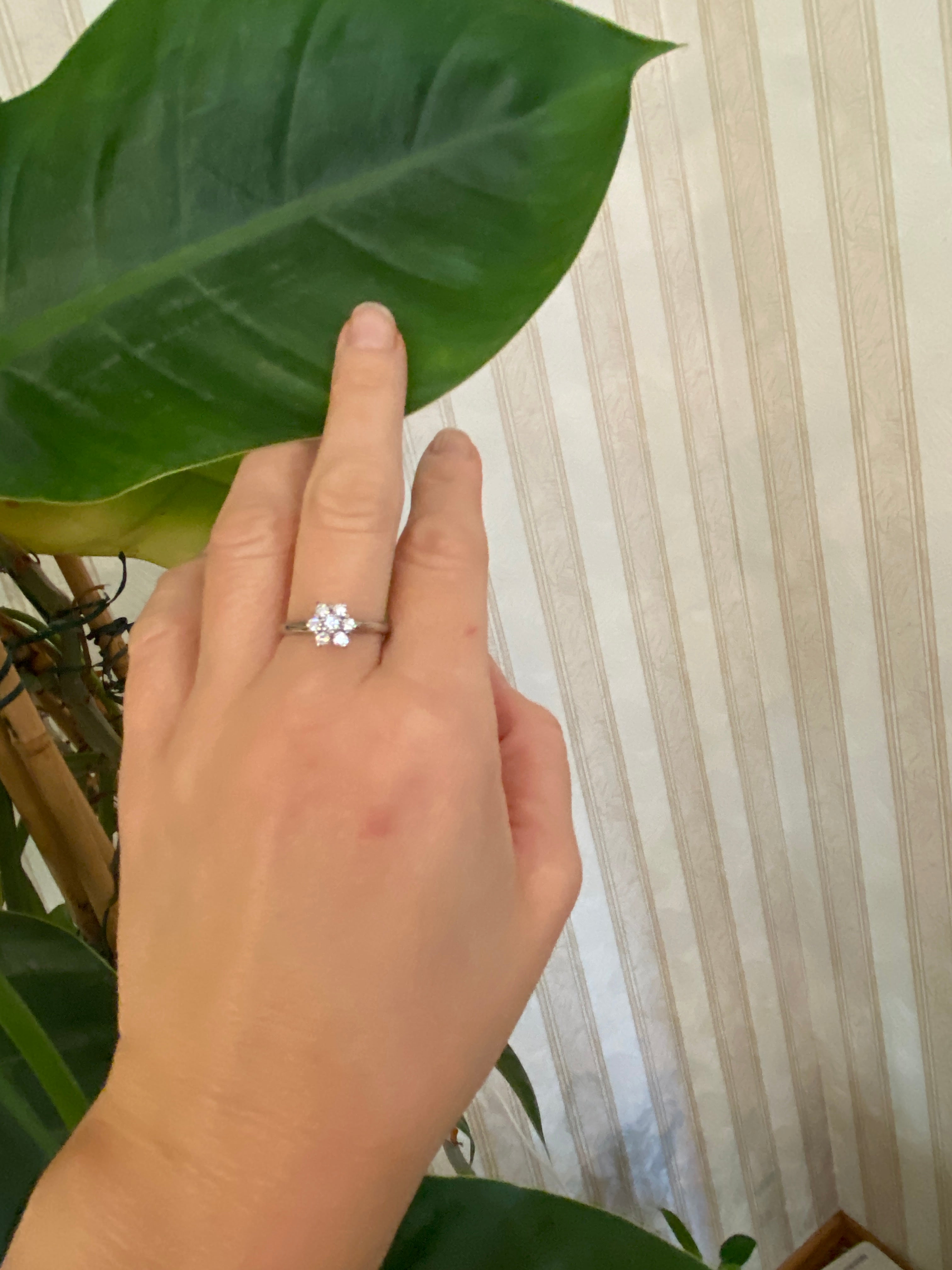 Vintage White Gold Rosette Ring Diamonds – A Timeless Treasure