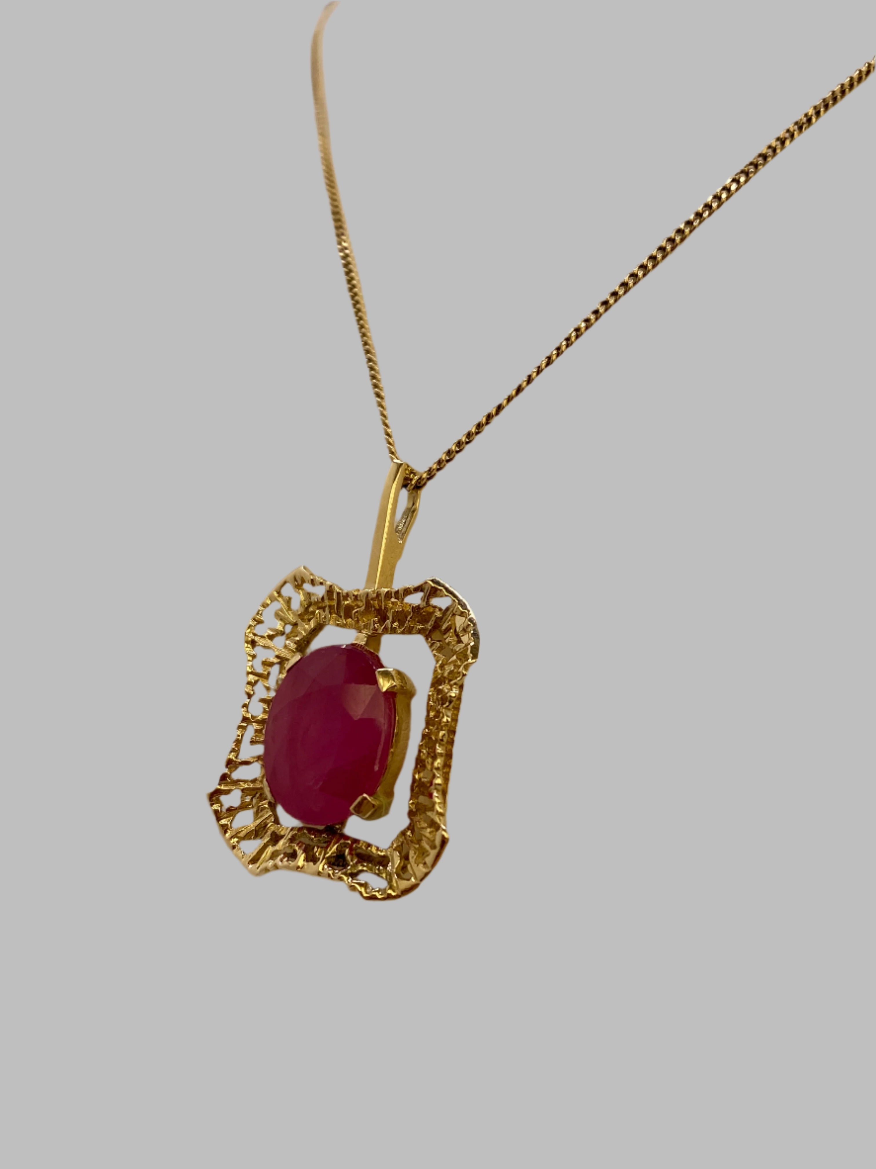 14 Carat Yellow Gold Vintage Necklace with Pendant – 5.20 ct Ruby