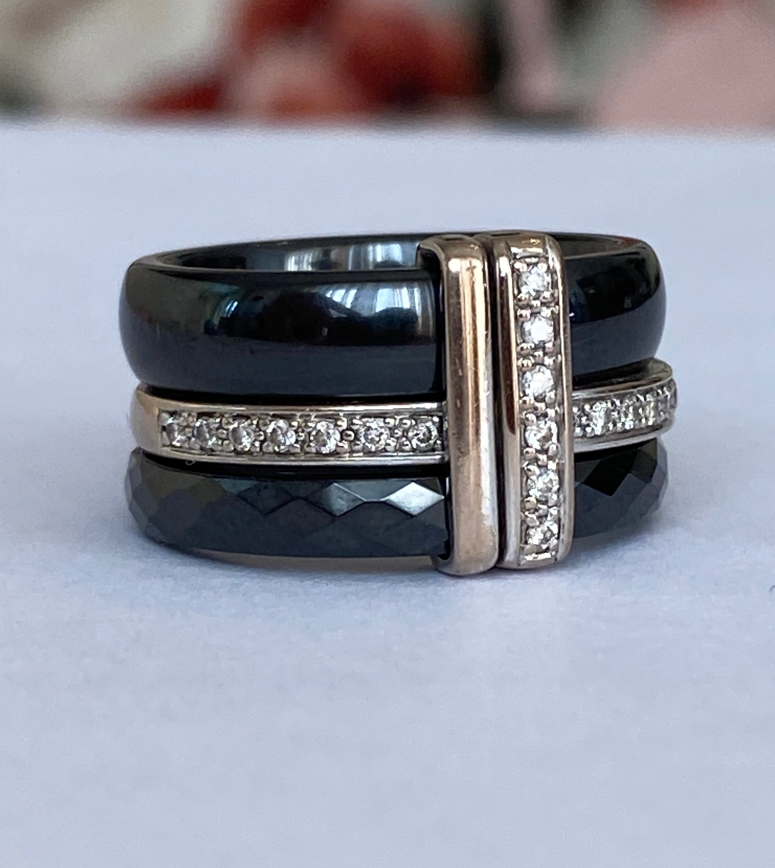 Guy Laroche white 18 kt gold/ceramic diamond ring