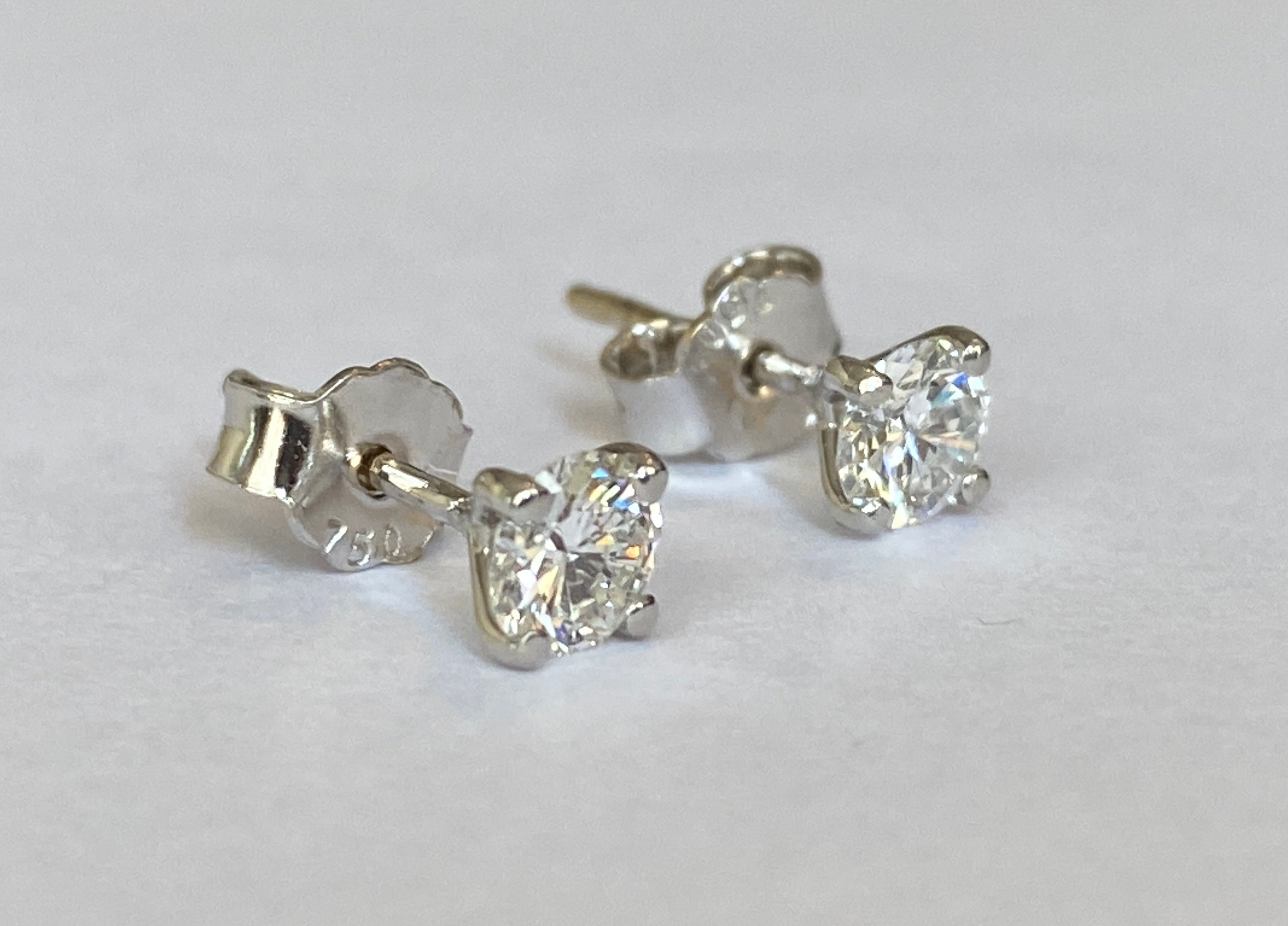 White 18 kt gold solitair stud earrings with diamonds  0.70 crt