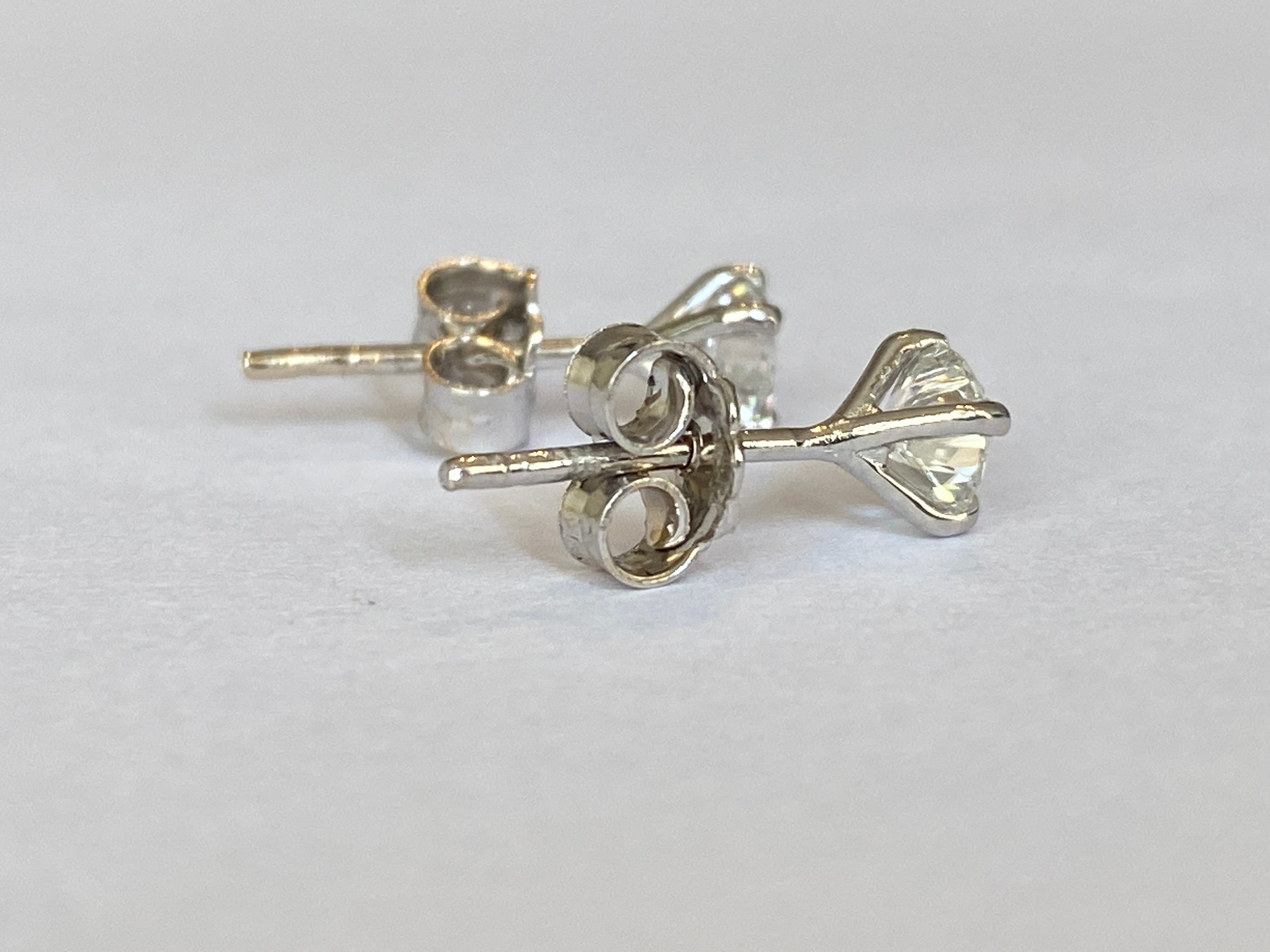 White 18 kt gold solitair stud earrings with diamonds  0.70 crt