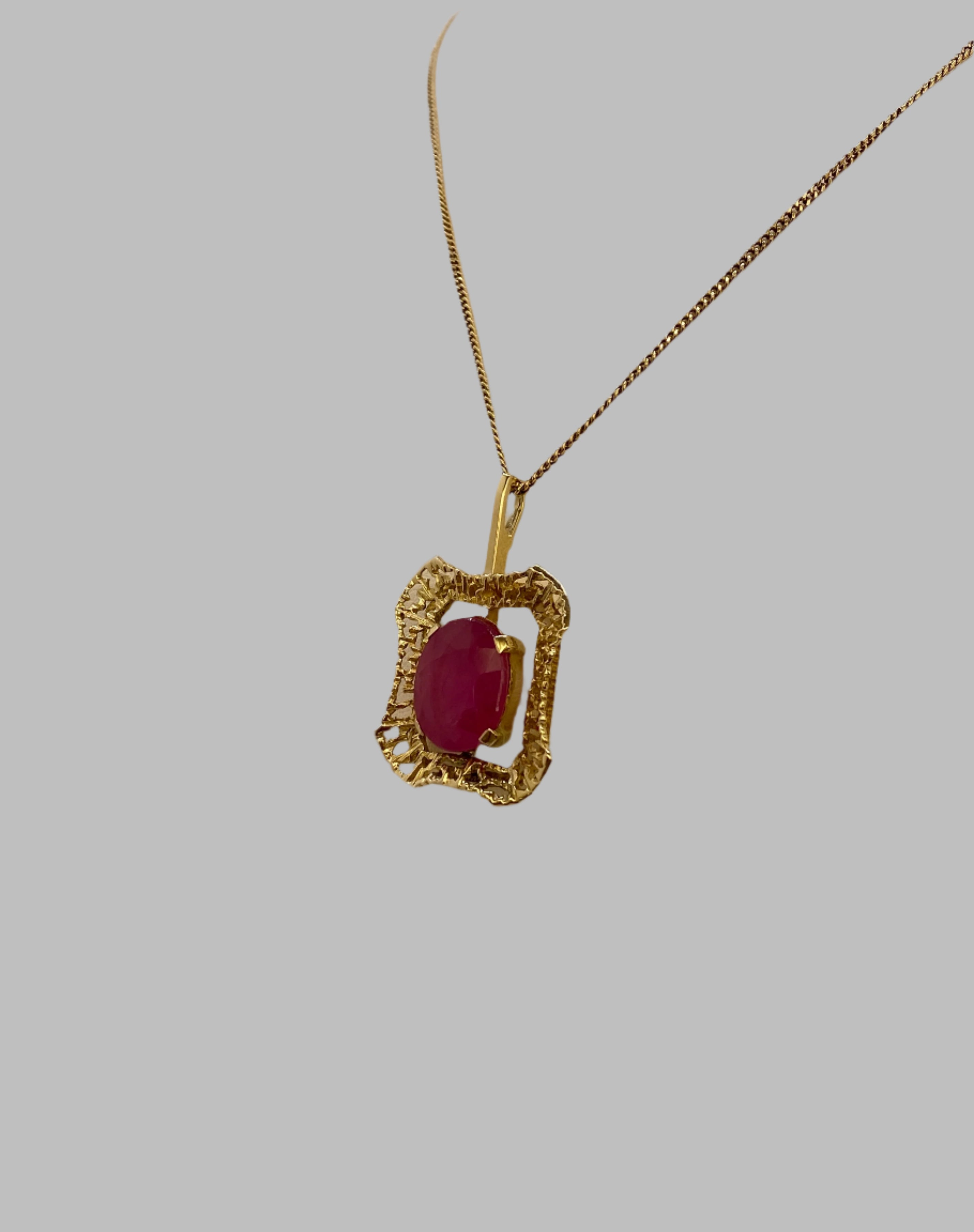 14 Carat Yellow Gold Vintage Necklace with Pendant – 5.20 ct Ruby