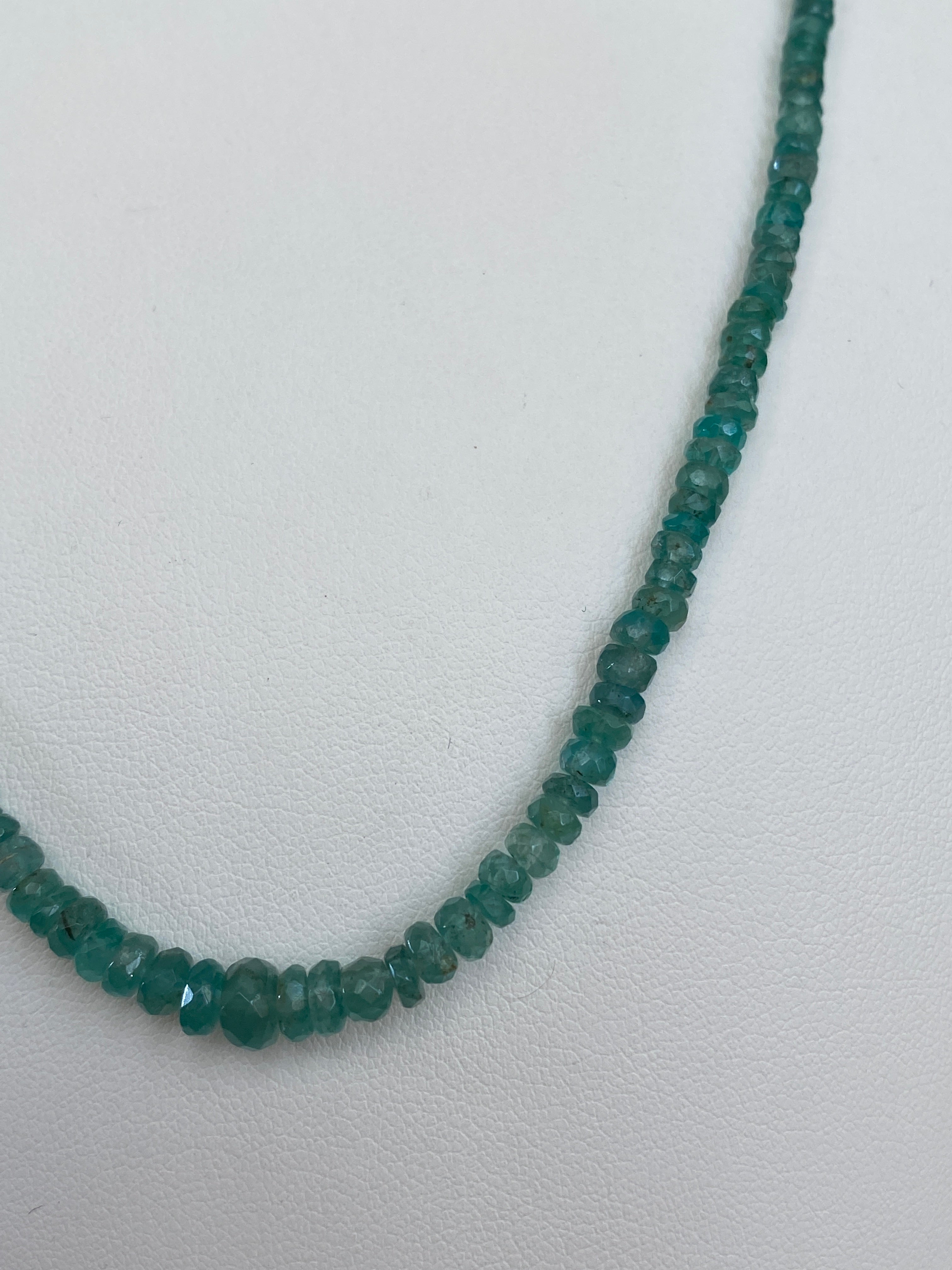Necklace Natural Colombia emeralds in yellow 18 Kt yellow gold