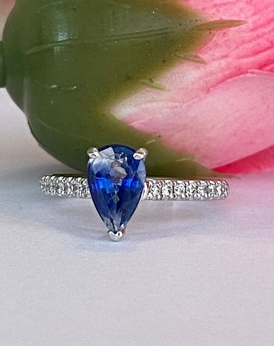 ALGT Certified 1.90 Carat Ceylon  Sapphire & Diamond Cocktail Ring in White gold