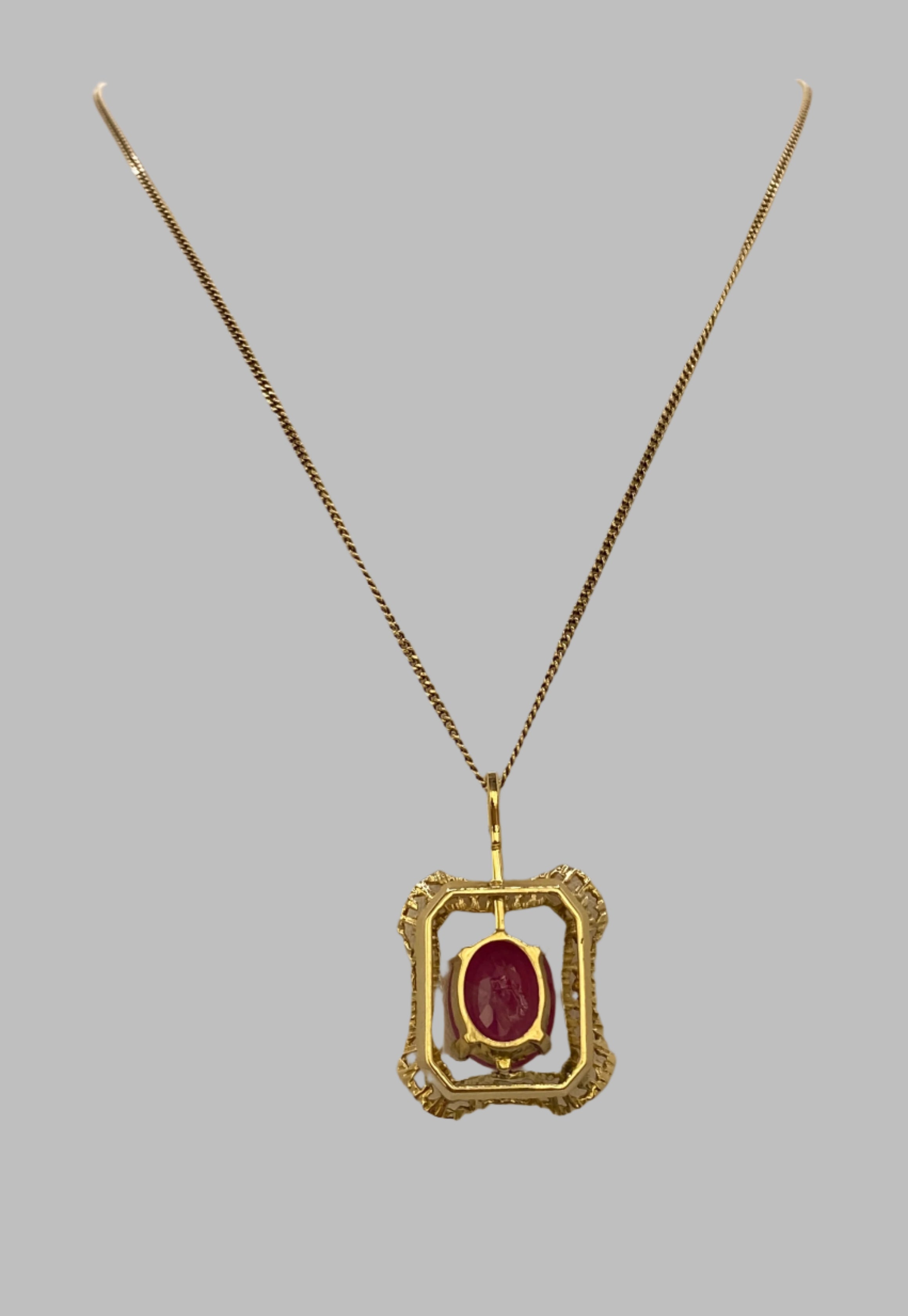 14 Carat Yellow Gold Vintage Necklace with Pendant – 5.20 ct Ruby