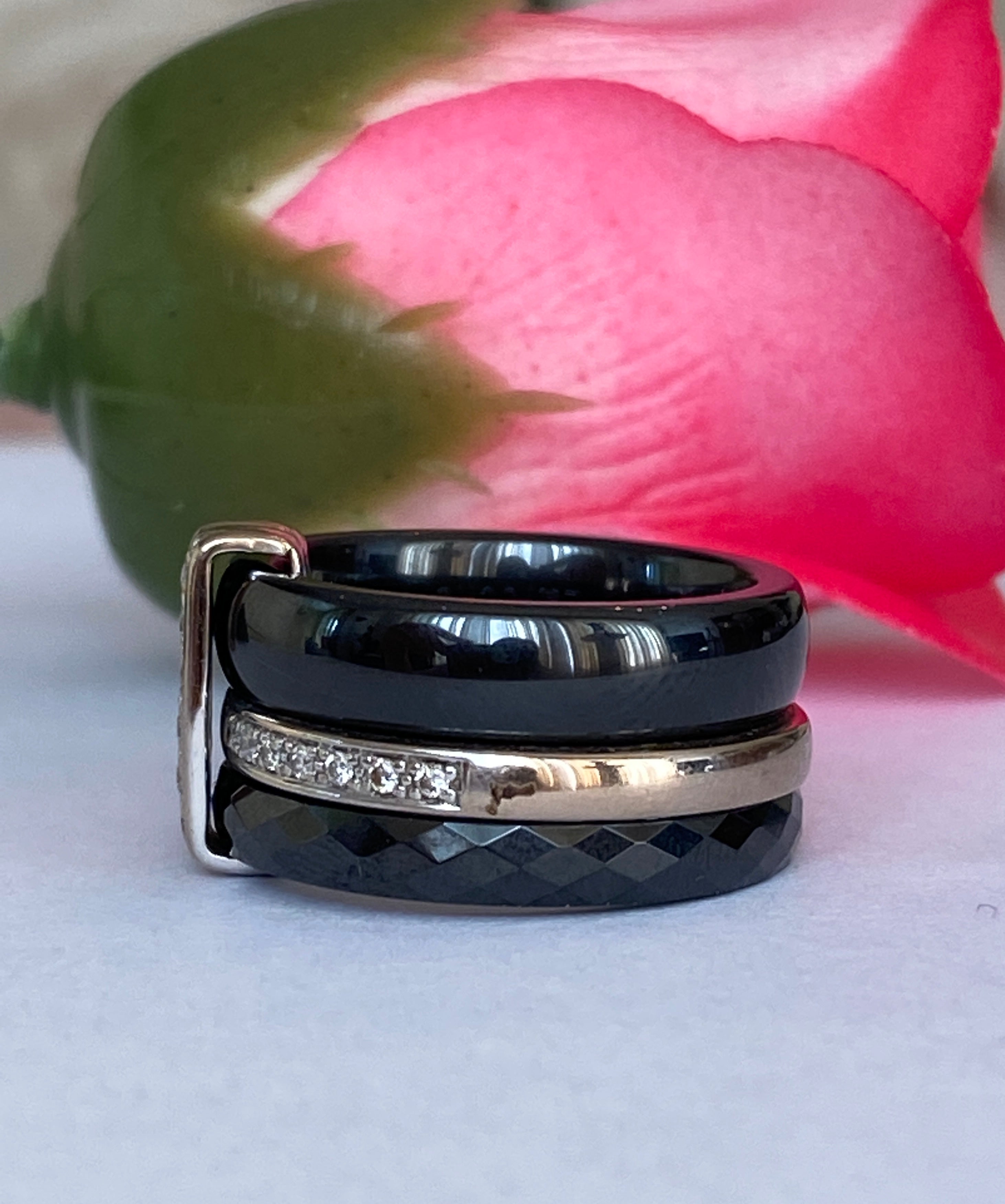 Guy Laroche white 18 kt gold/ceramic diamond ring