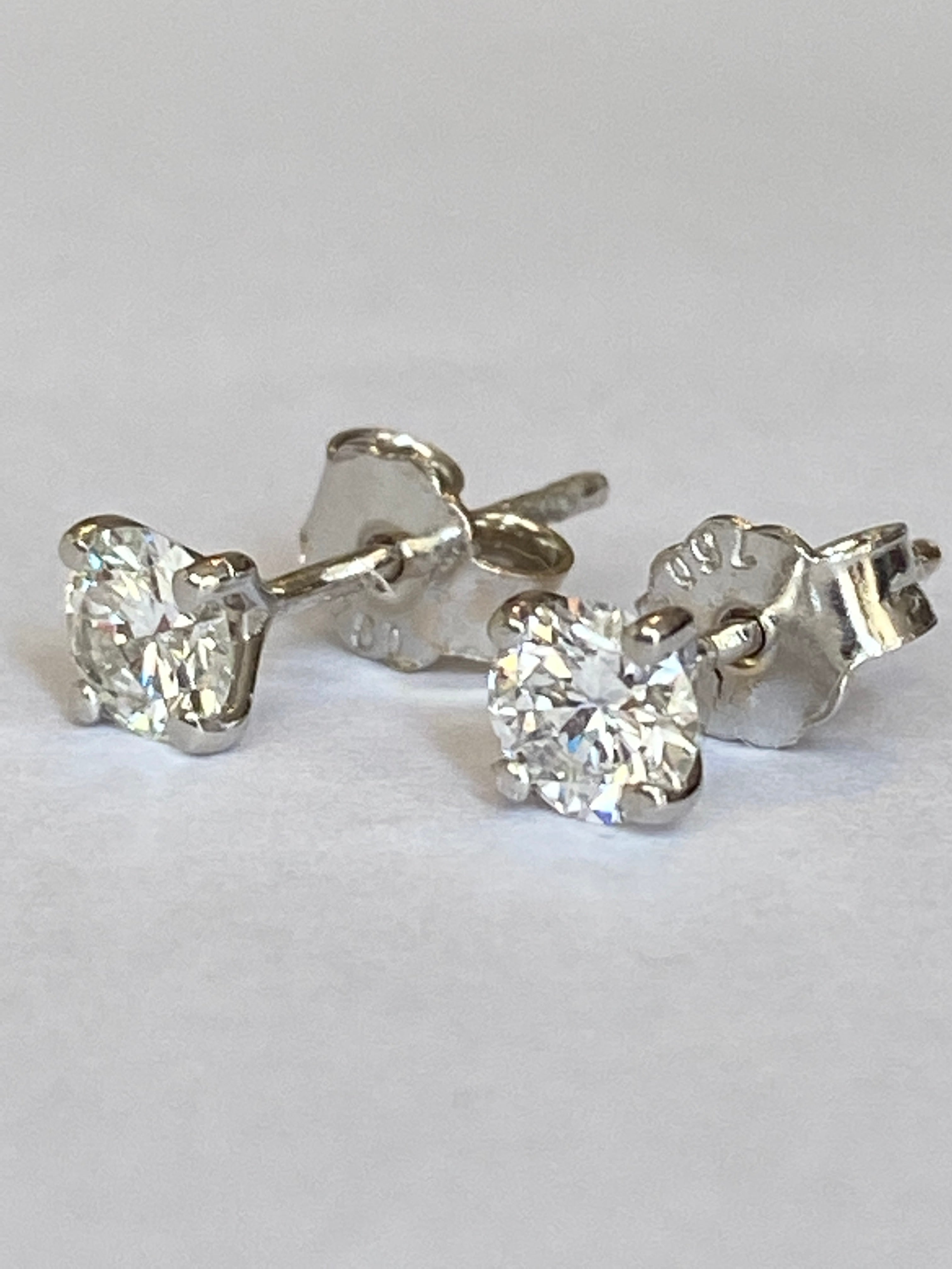 White 18 kt gold solitair stud earrings with diamonds  0.70 crt