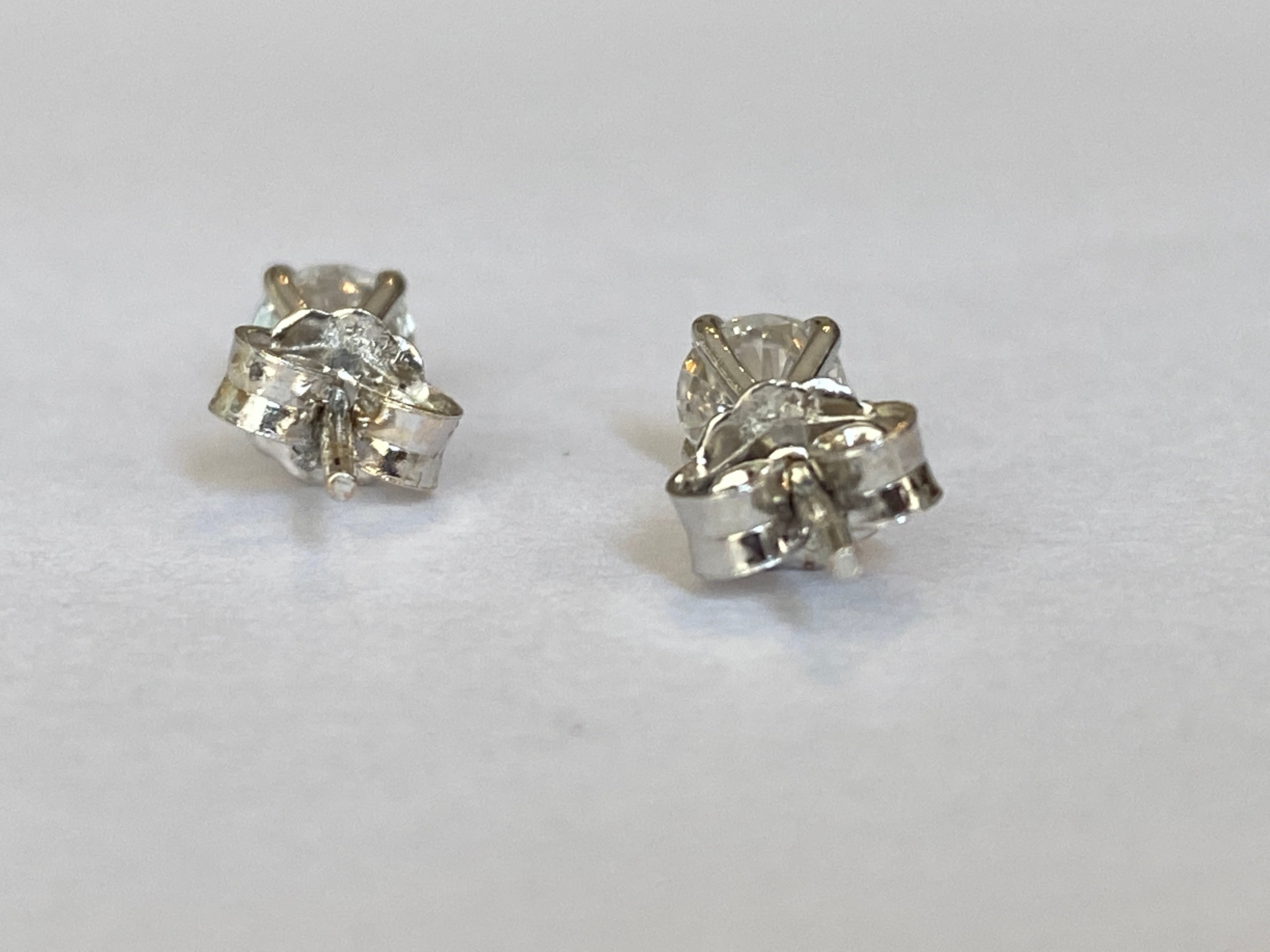 White 18 kt gold solitair stud earrings with diamonds  0.70 crt