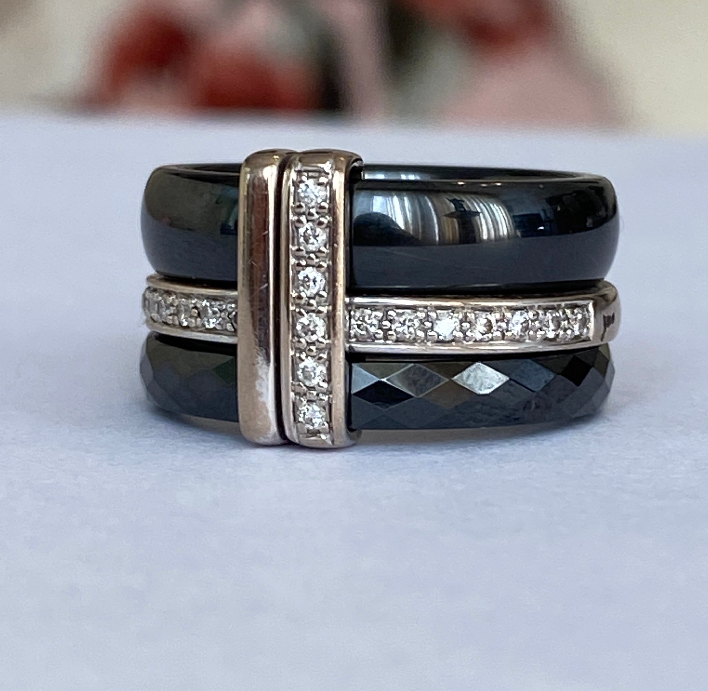 Guy Laroche white 18 kt gold/ceramic diamond ring